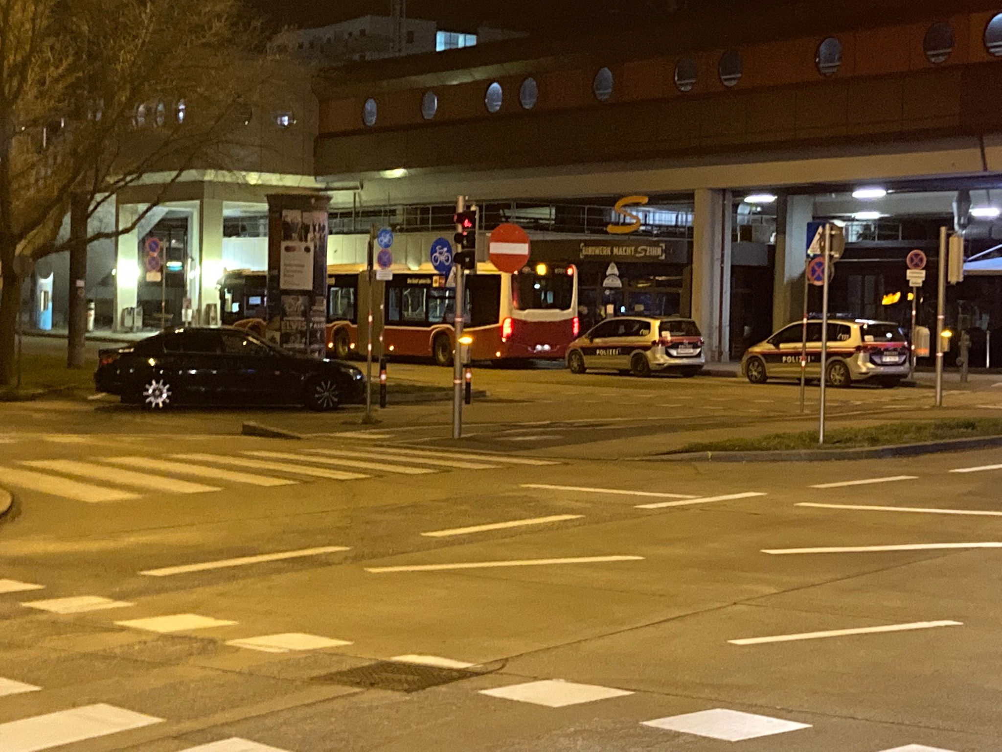 Polizeiautos beim Nachtbus