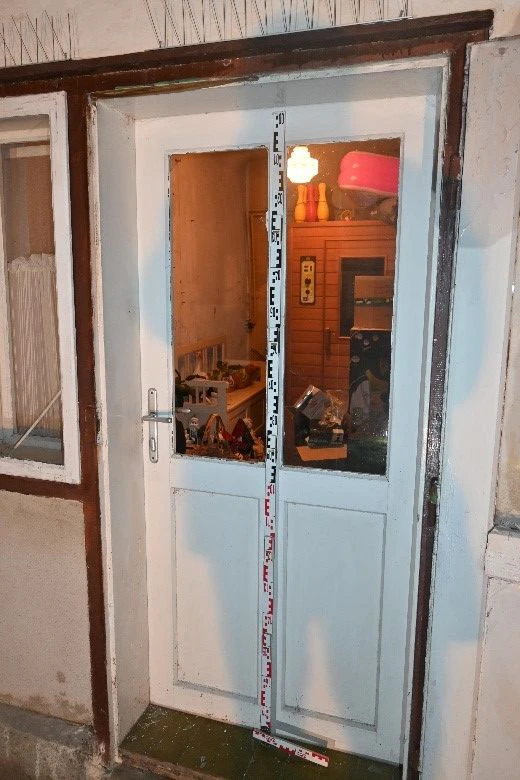Die Diebe schlugen die Wohnungstür ein.