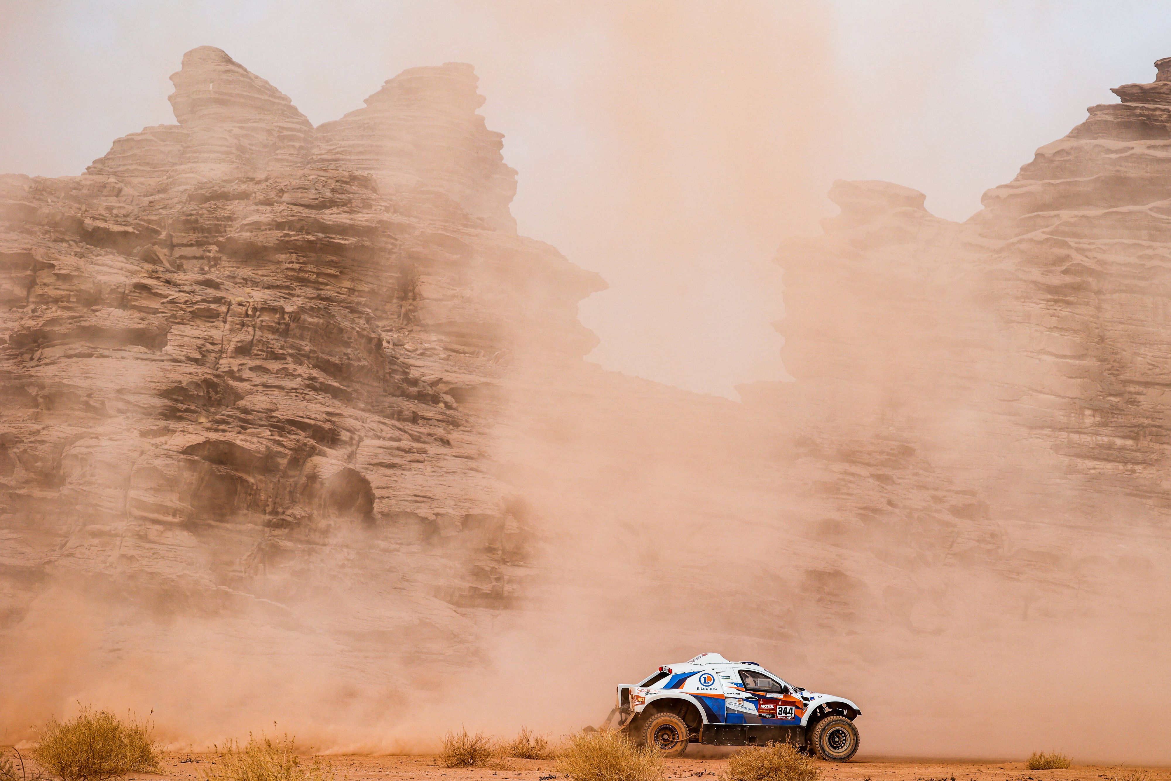 Der am Bein verletzte Philippe Boutron bei der Rallye Dakar 2021. 