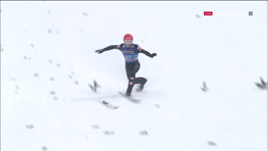 Manuel Fettner steht den Sprung. 