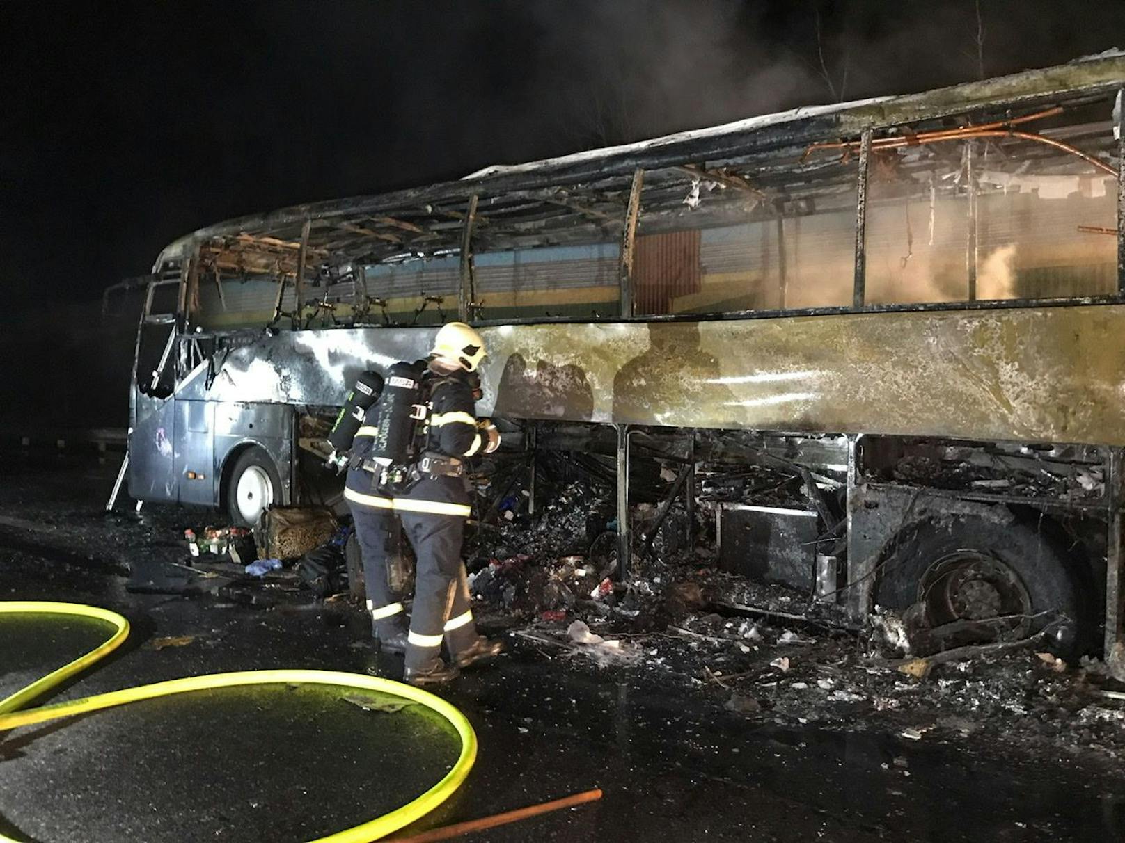 Der Bus brannte vollkommen aus.