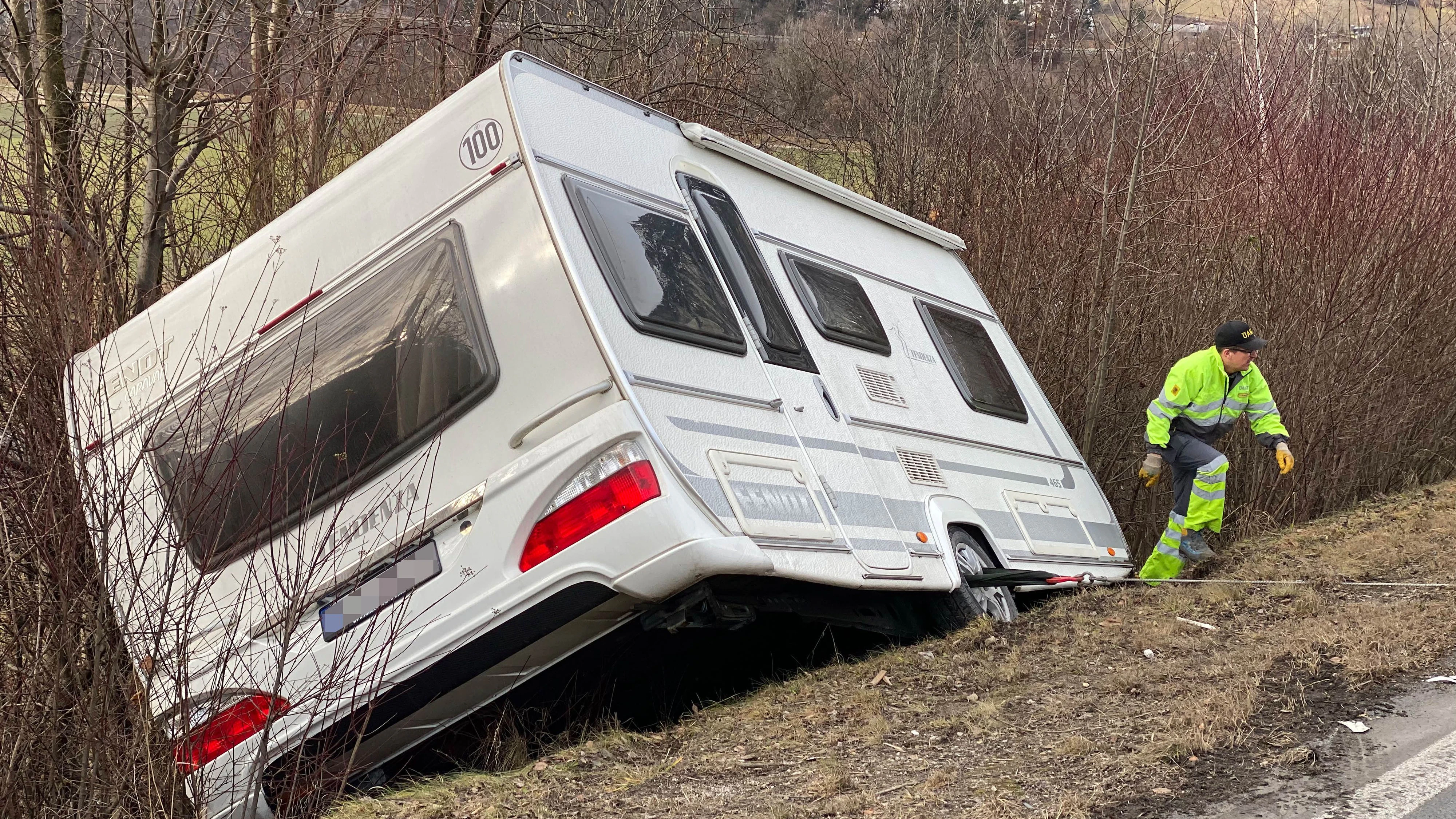 Strass-Pkw verliert Wohnwagen auf der Bundesstraße --Fotocredit: ZOOM.TIROL 
