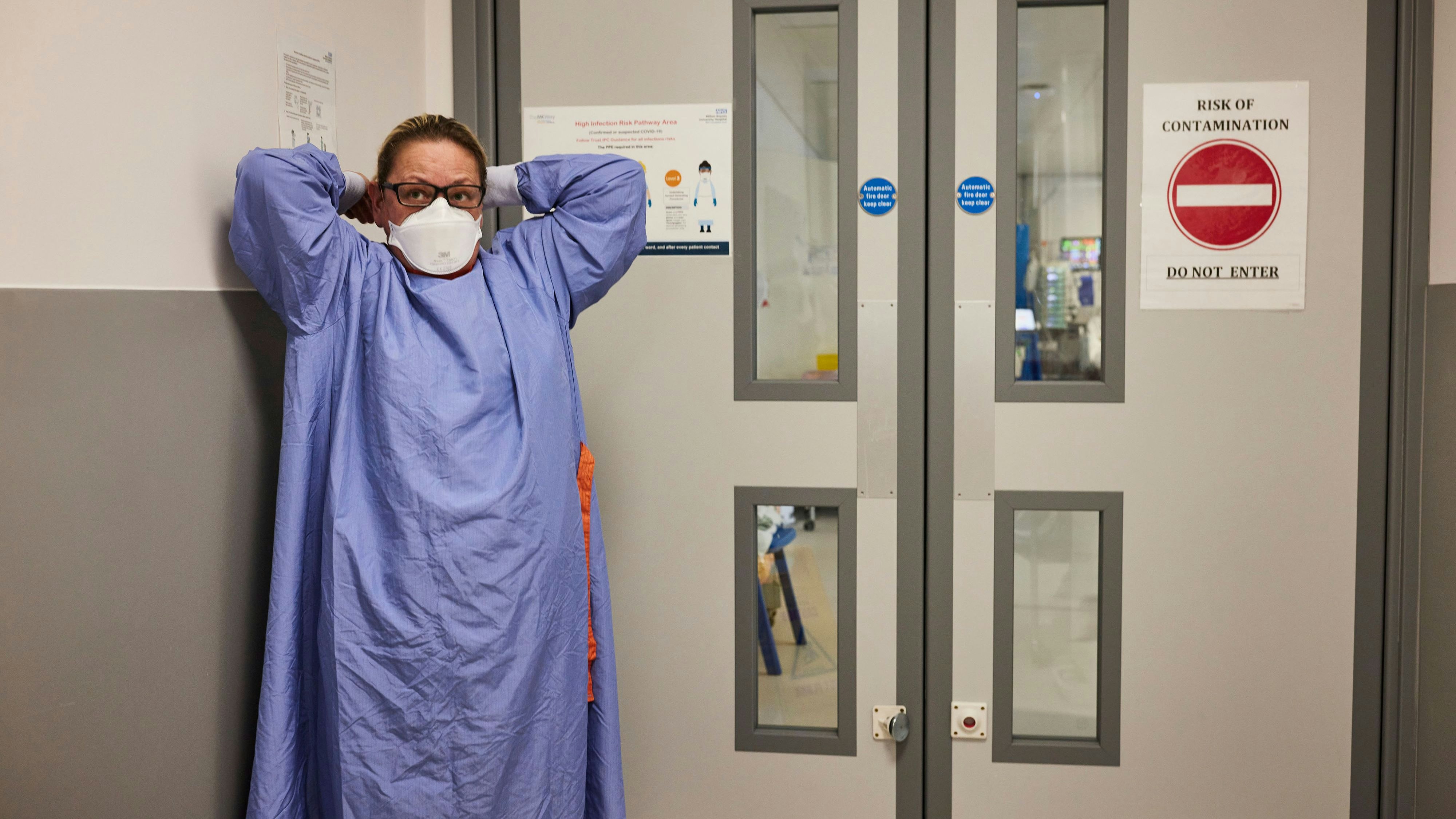 Download von www.picturedesk.com am 05.01.2022 (13:00).  UK Doctors raise alarm as Covid strikes down NHS workforce. The number of doctors, nurses and other healthcare workers who are falling ill with Covid-19 has reached crisis levels and is seriously hampering the fight against the rapidly escalating pandemic, senior figures in the NHS have warned The problem of staff absence, because of illness or the need to self-isolate when family members test positive, is also beginning to hamper the vaccination programme  just as the government throws maximum resources into efforts to vaccinate 15 million high priority people by the middle of February ICU nurse Jill Thorpe prepares to go into the ICU. The ICU (Intensive Care Unit) at Milton Keynes hospital has 10 beds for seriously ill COVID-19 patients in need of critical care, 9 of which were occupied when this photograph was taken. A day-in-the-life on Covid-19 wards at Milton Keynes Hospital. .© David Levene / Guardian / eyevine :...http://. - 20210107_PD10145 - Rechteinfo: Rights Managed (RM)