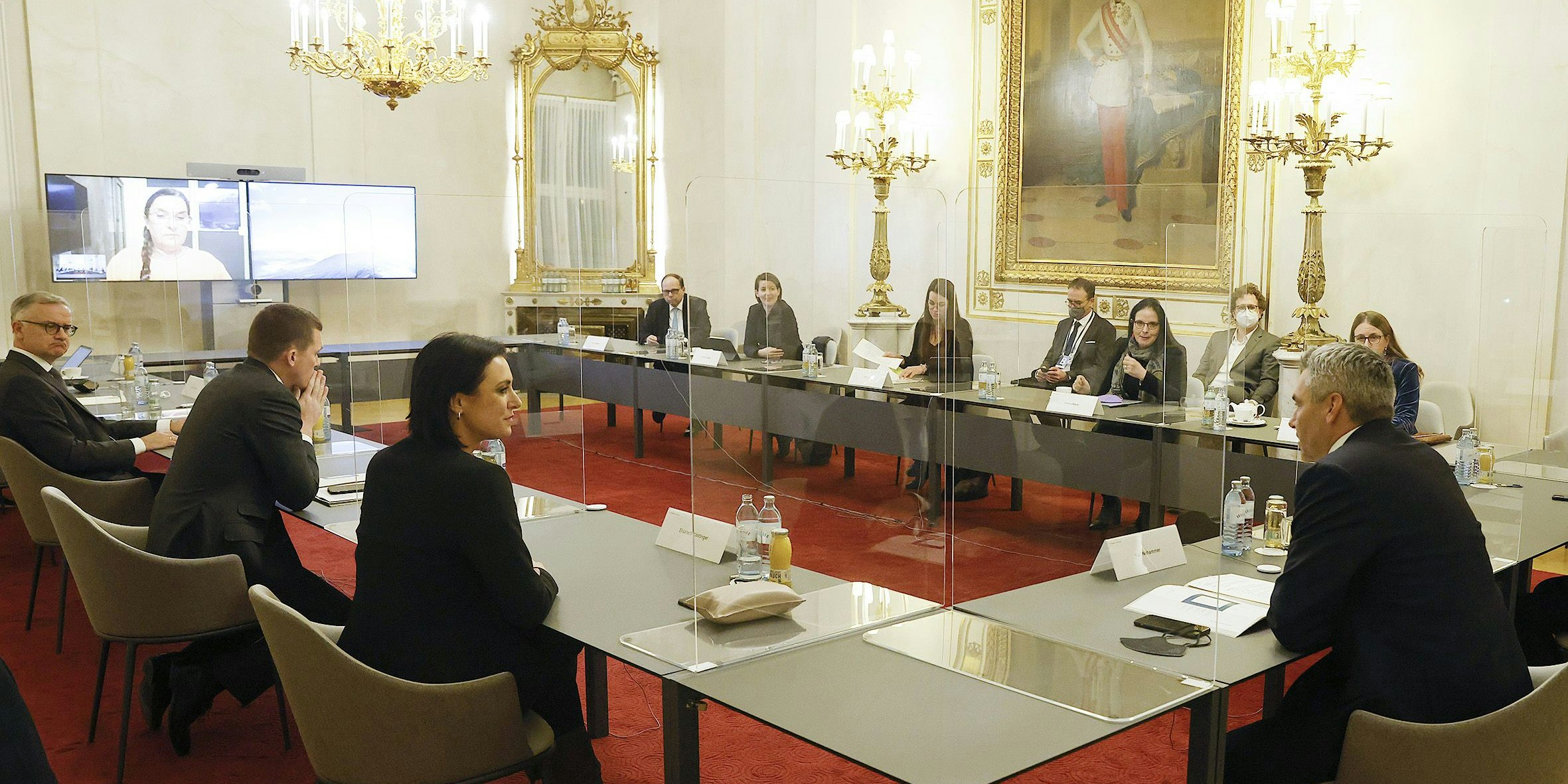 Expertenrunde mit Bundeskanzler Karl Nehammer (r./ÖVP) - hier ein Archivfoto vom 6.Dezember 2021