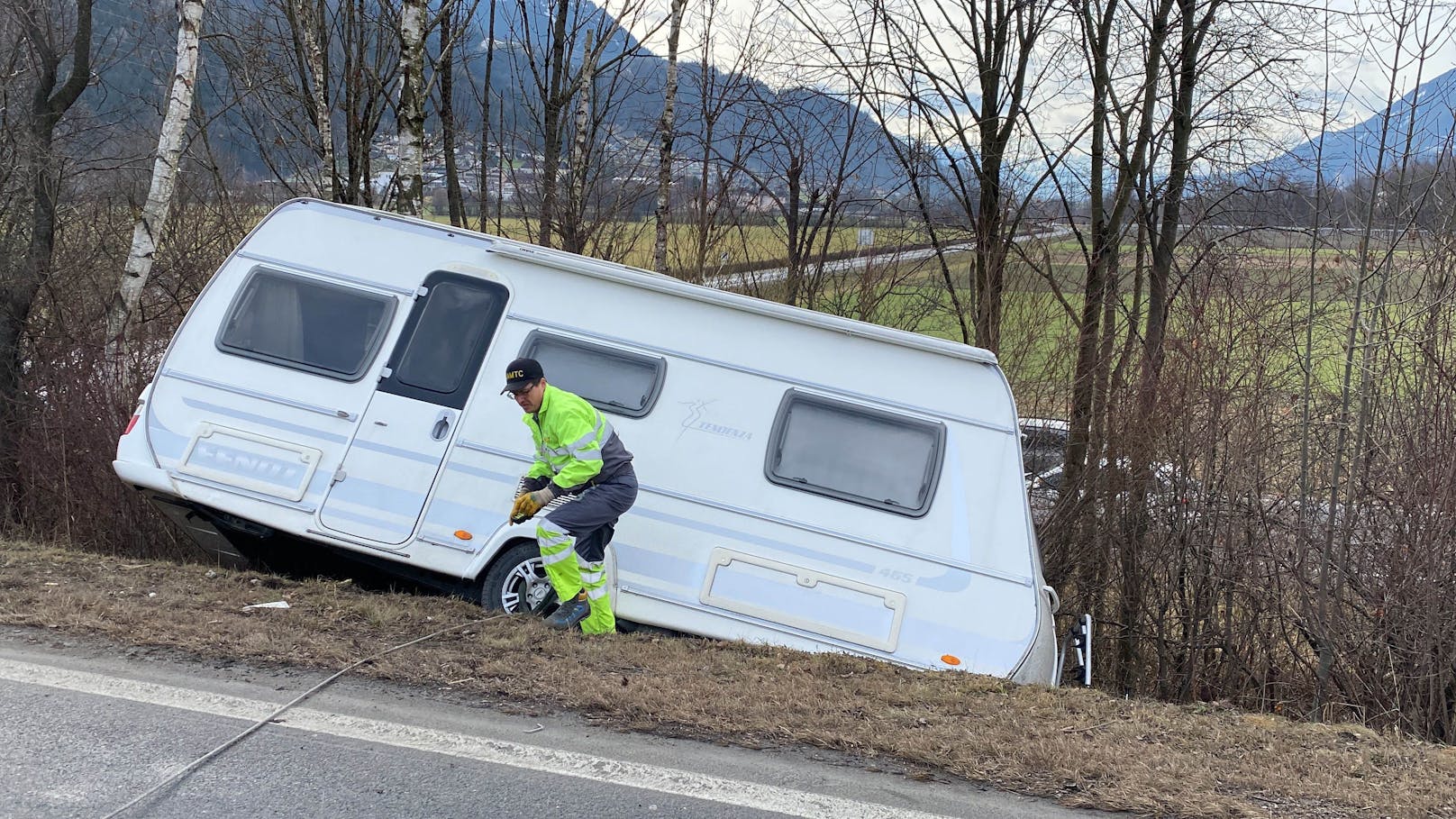 Ein 24-jähriger Urlauber aus Deutschland hat in Strass im Zillertal seinen Wohnmobil-Anhänger verloren. 