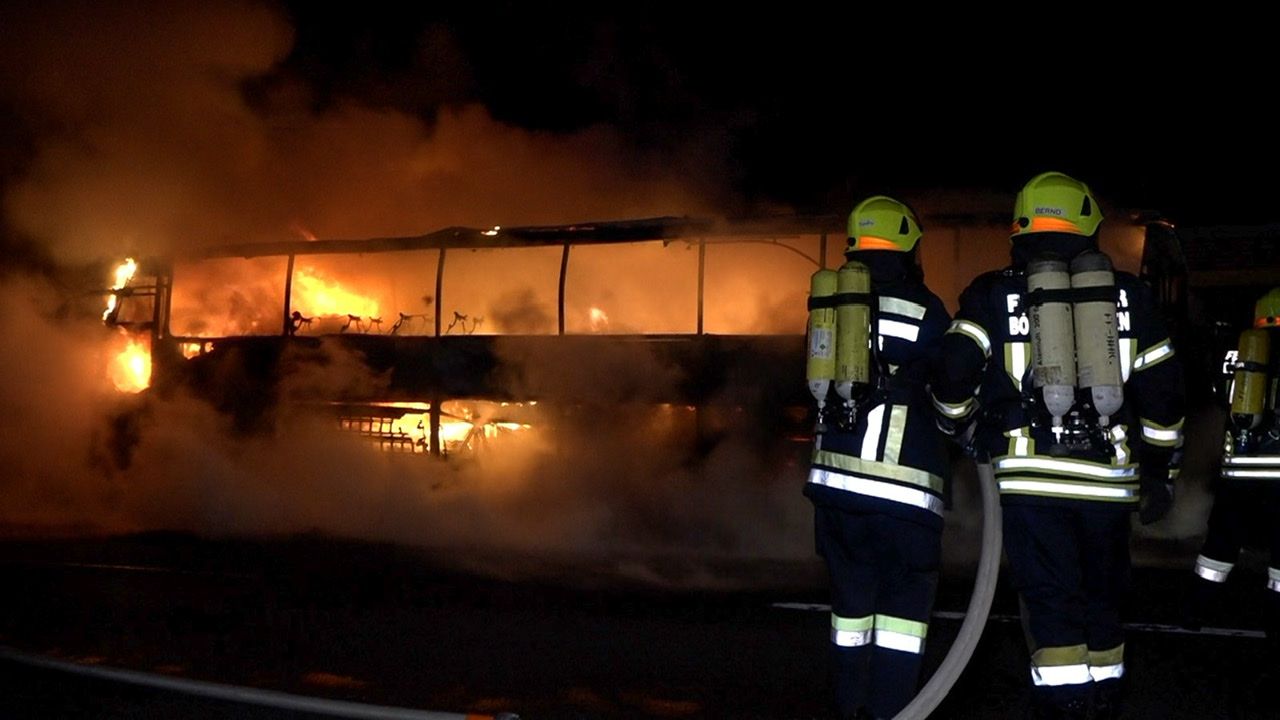 Der Bus brannte vollkommen aus.