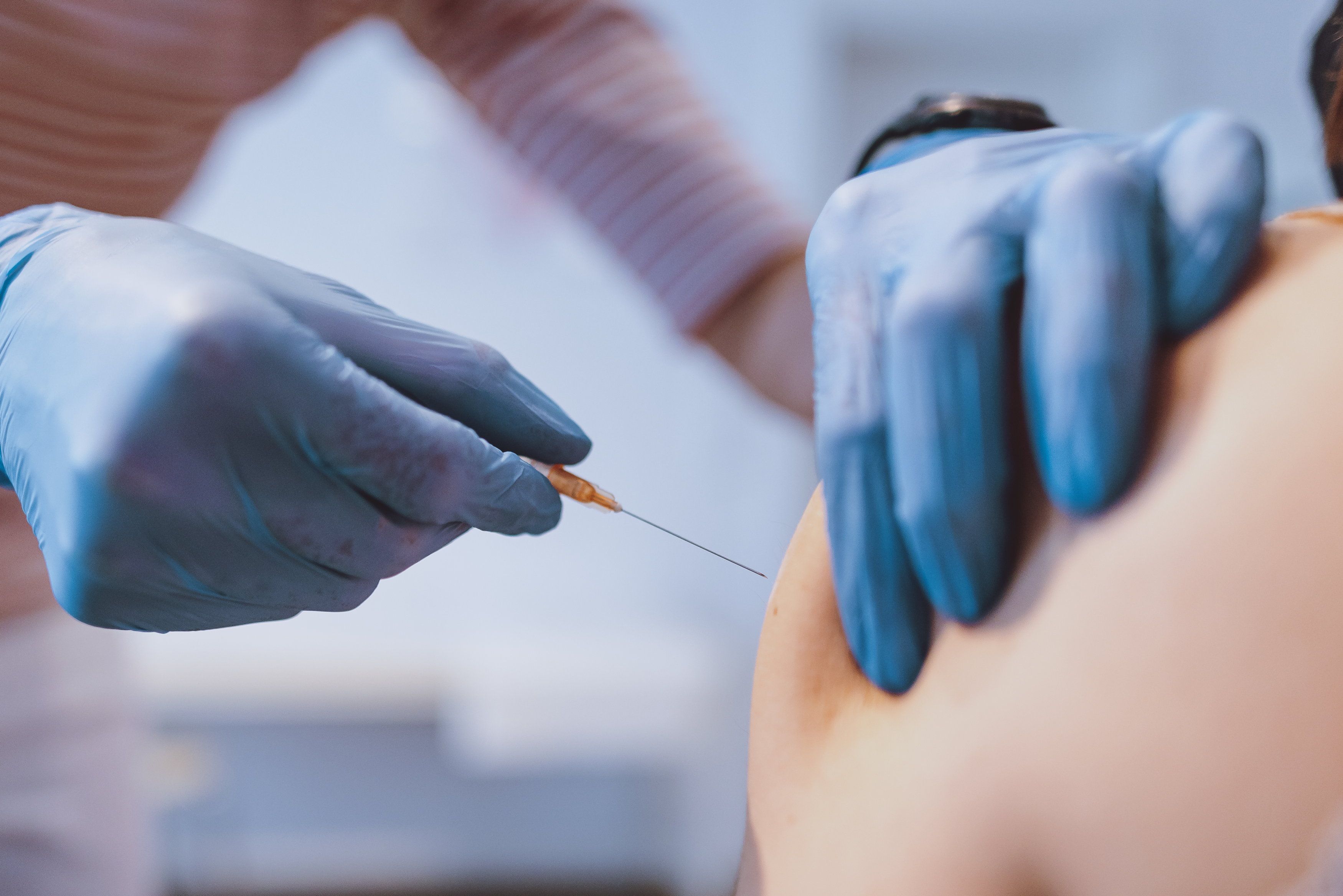 Eine Ärztin impft gegen das Coronavirus (Symbolbild).