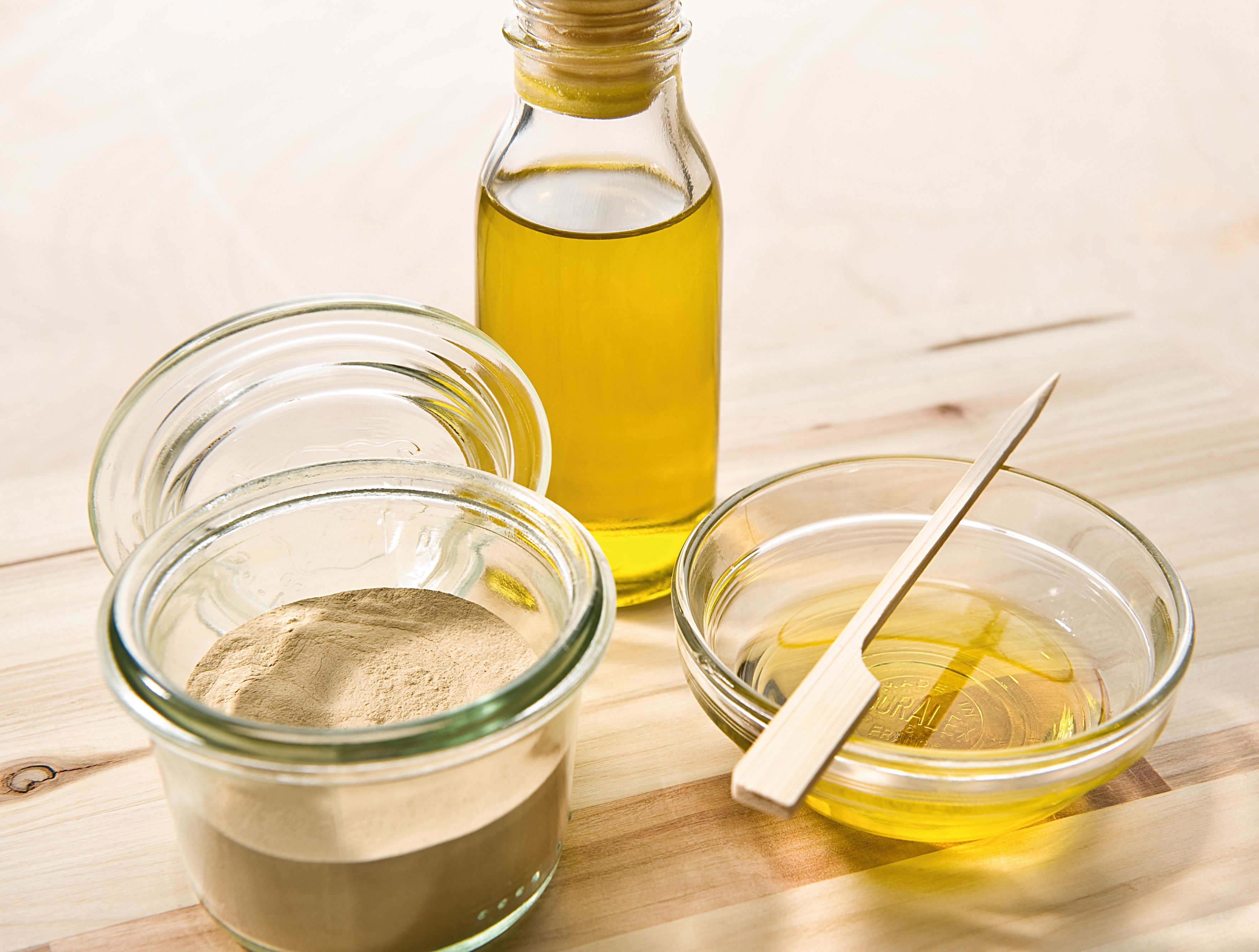 <em>Anwendung</em>: Einmal täglich oder nach Bedarf für etwa 15 Minuten als Maske einwirken lassen, mit lauwarmem Wasser abnehmen oder zum intensiven Peeling mit einem Tuch frottieren.