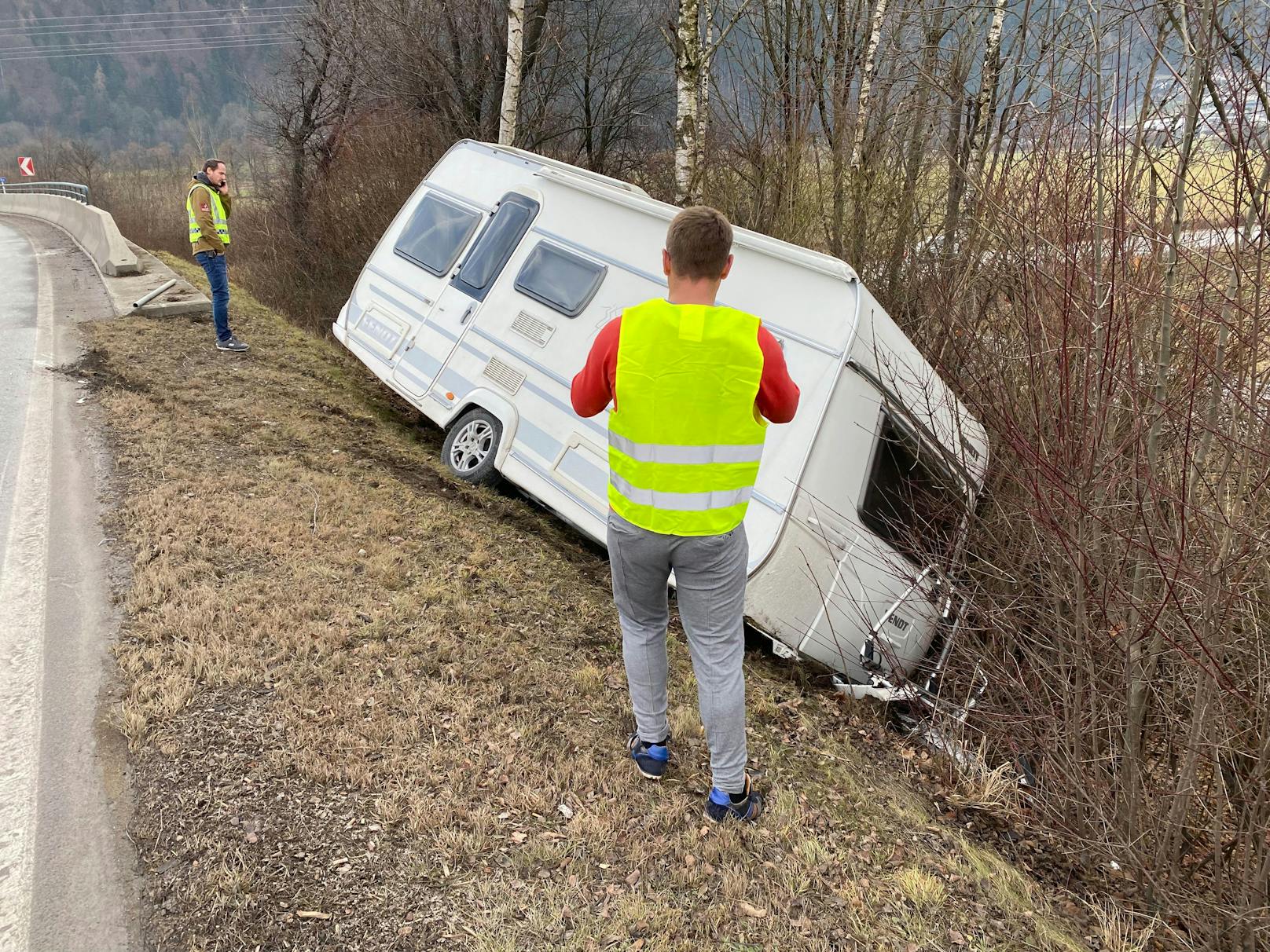 Ein 24-jähriger Urlauber aus Deutschland hat in Strass im Zillertal seinen Wohnmobil-Anhänger verloren. 
