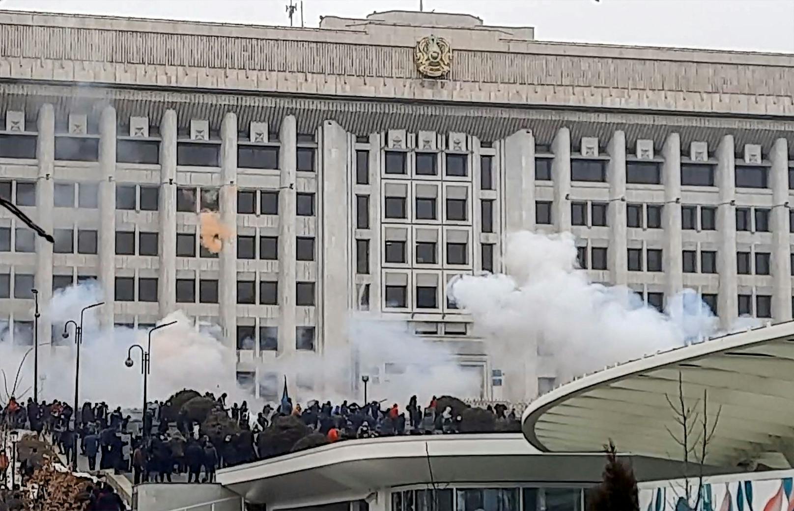 Verwaltungsgebäude wurden offenbar von wütenden Demonstranten in Brand gesteckt.