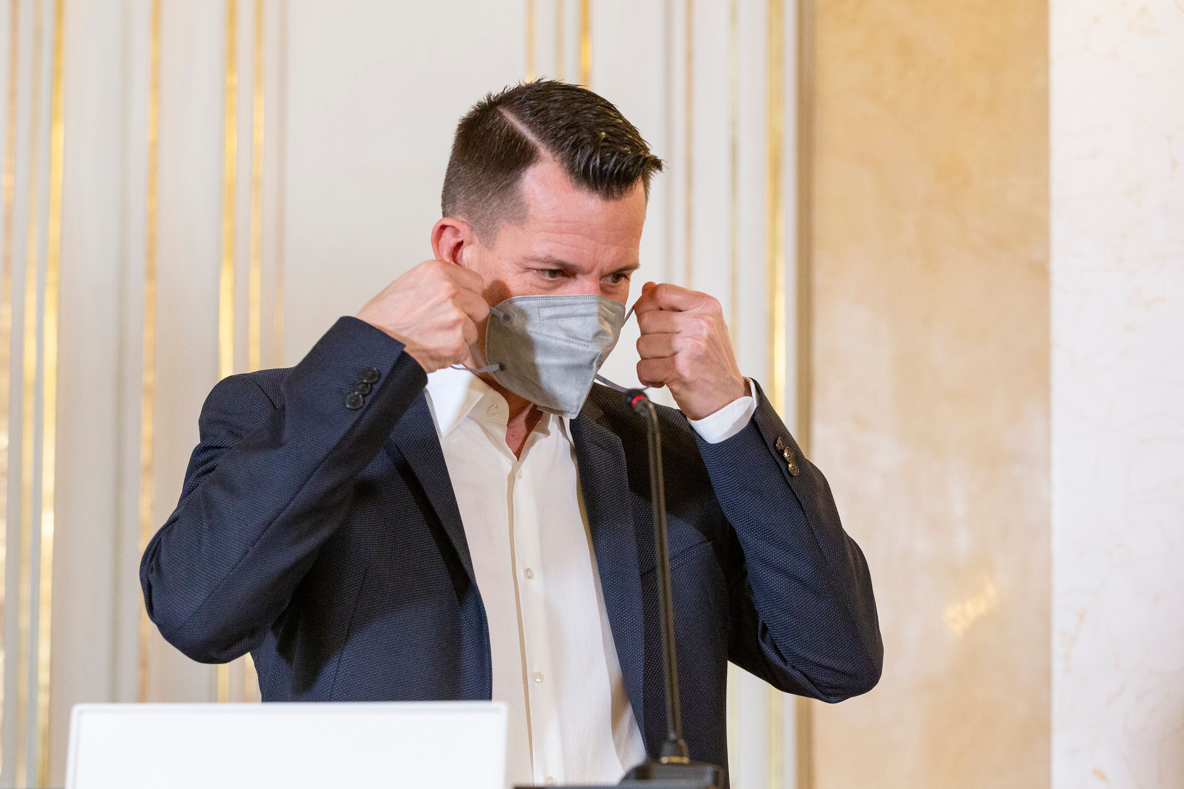 In Innenräumen längst selbstverständlich, soll die FFP2-Maske jetzt auch im Freien getragen werden.