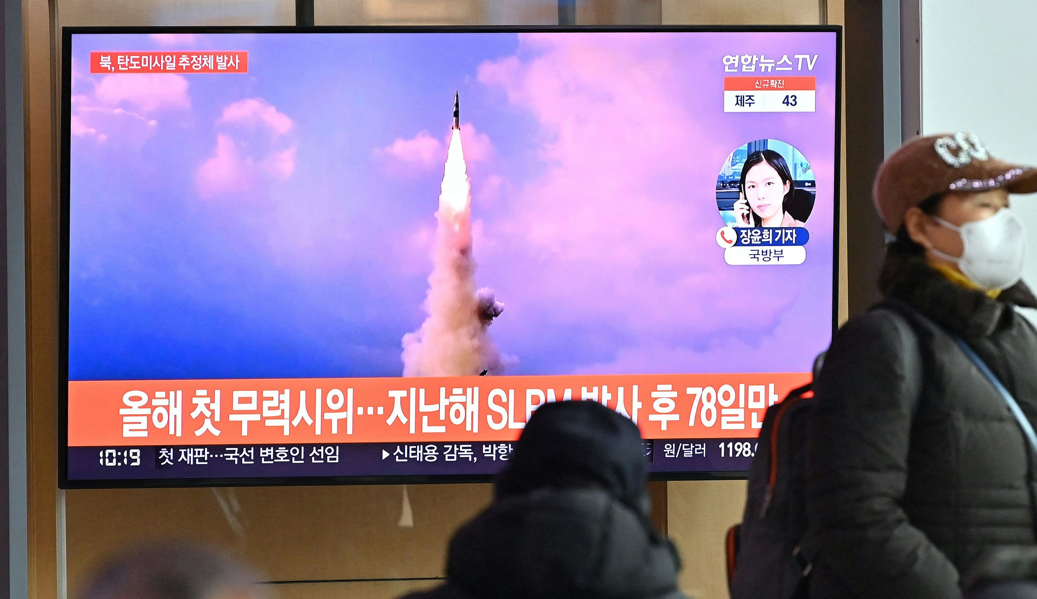 Übertragung des Raketenstarts im nordkoreanischen Fernsehen.