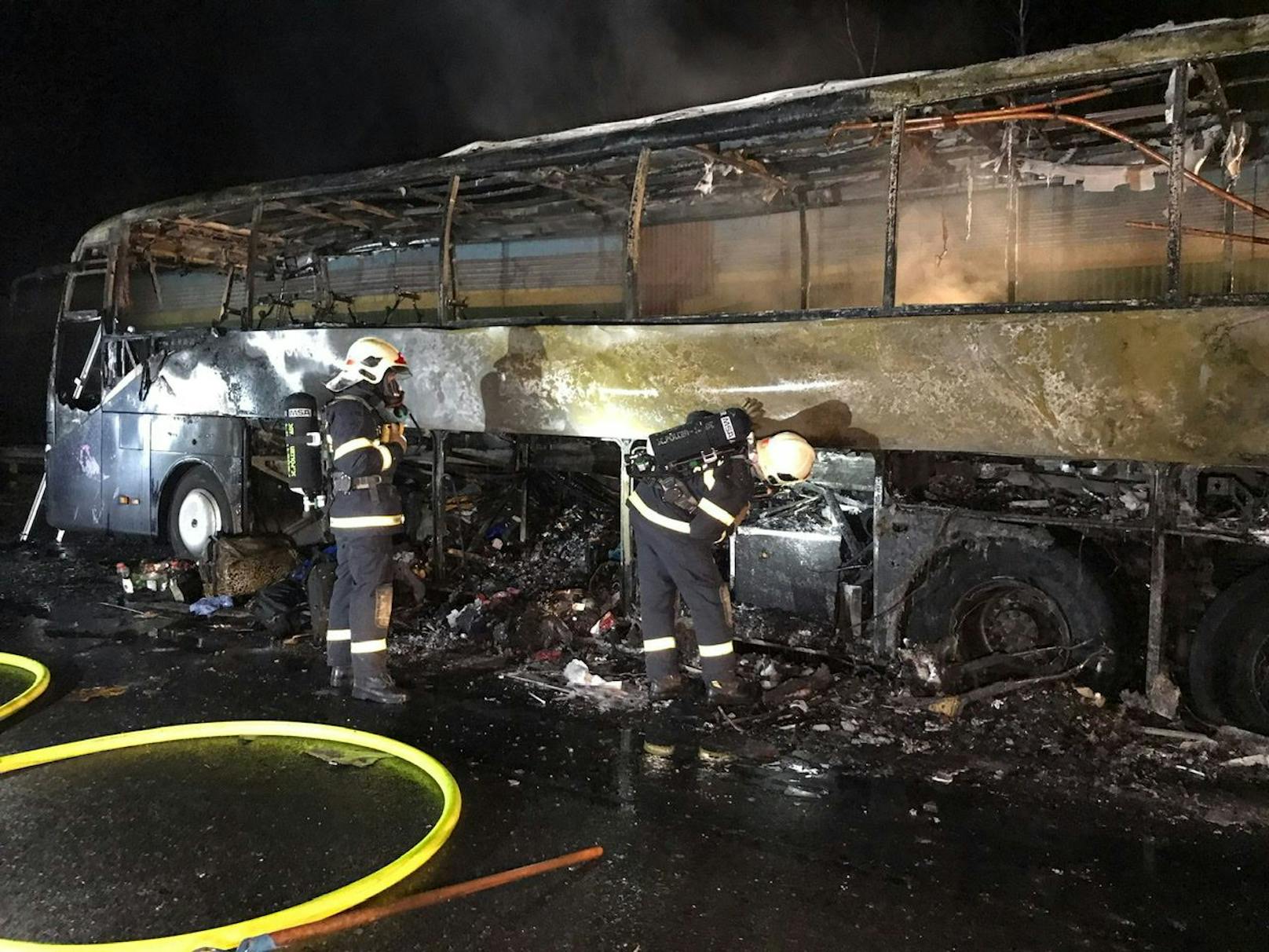 Der Bus brannte vollkommen aus.