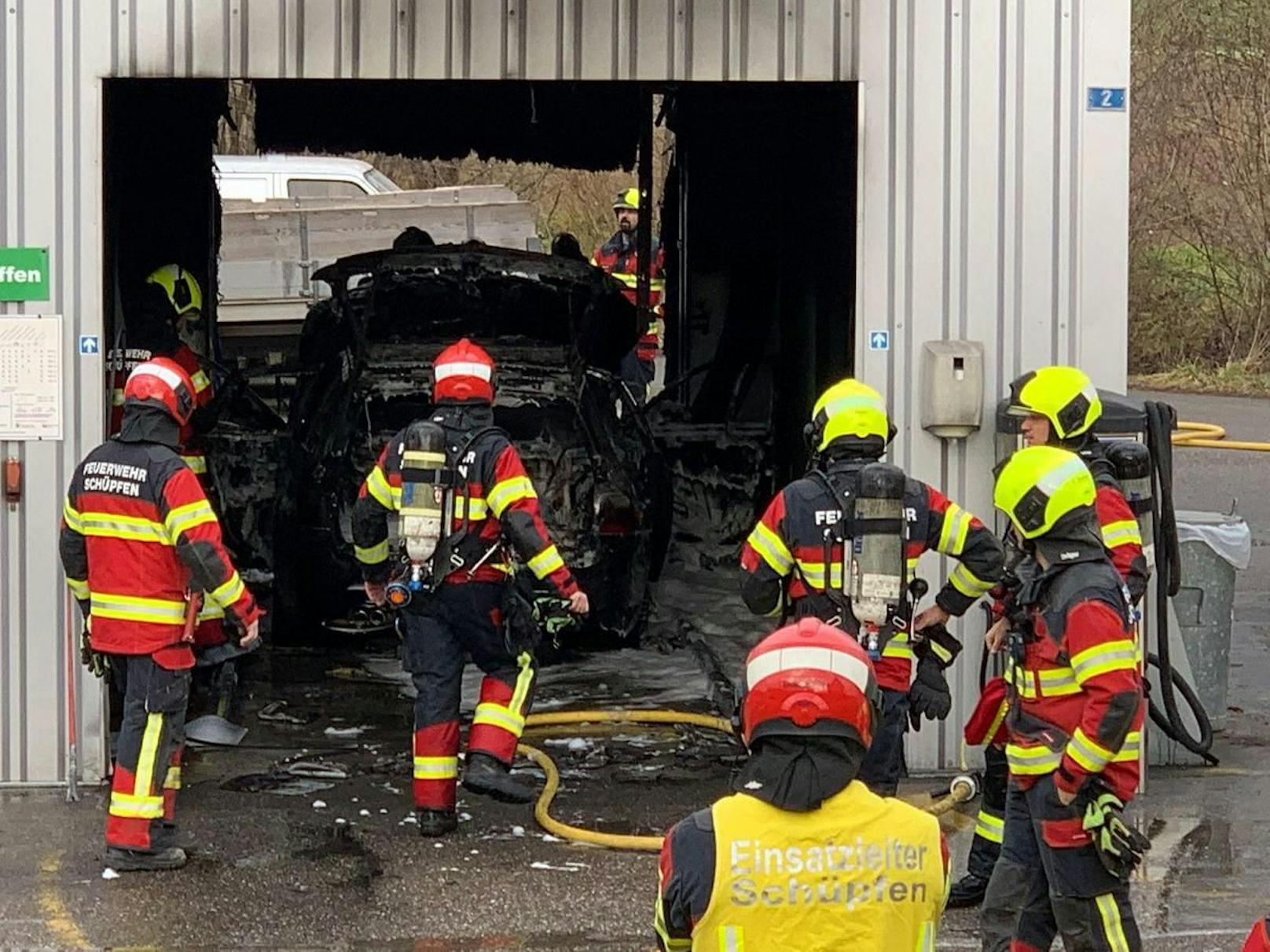 Ein riesiges Pech für den Besitzer der Waschstraße, denn der Wagen hätte auch irgendwo sonst Feuer fangen können.