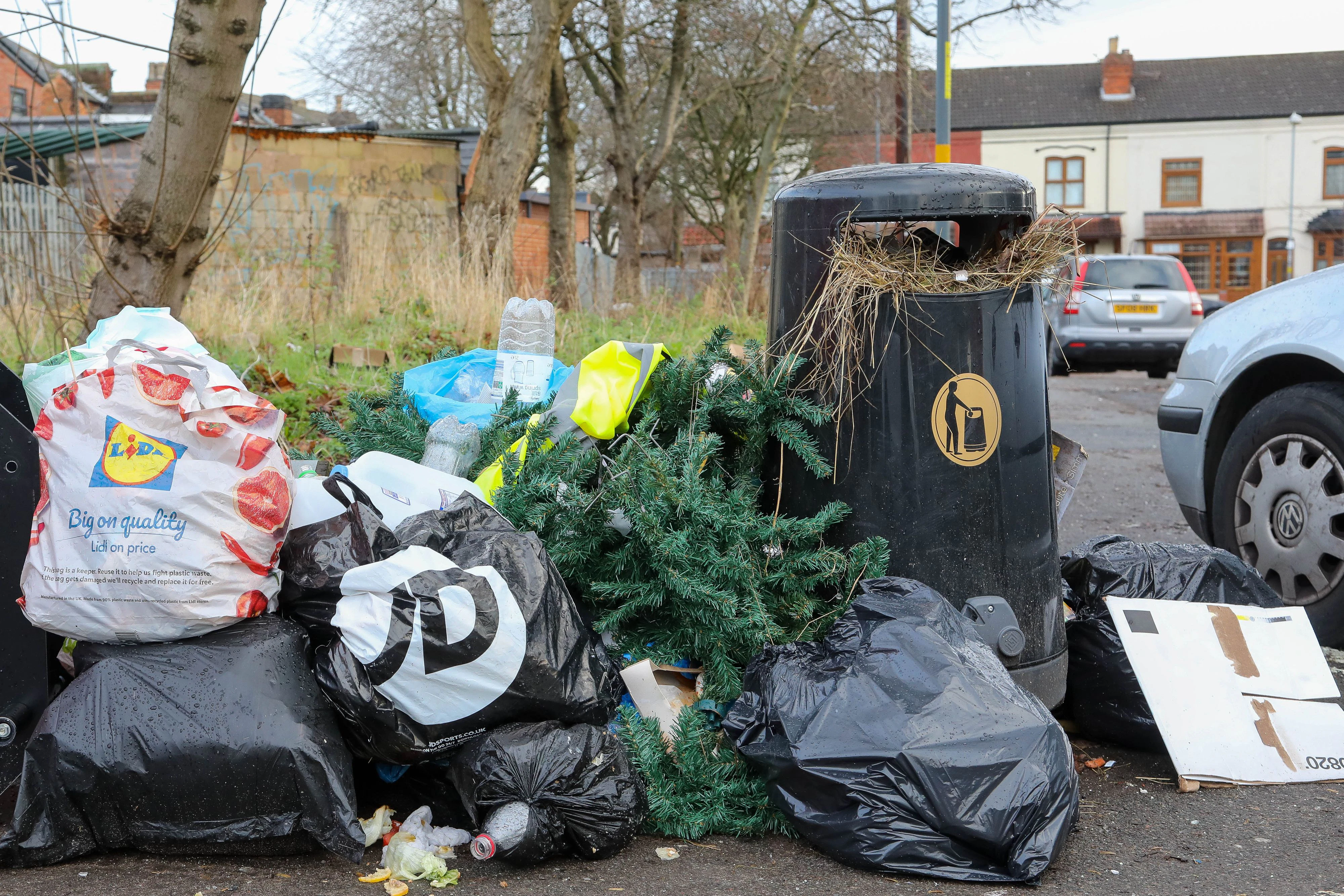 Überfüllte Mülltonnen nach Weihnachten und Neujahr in Großbritannien.
