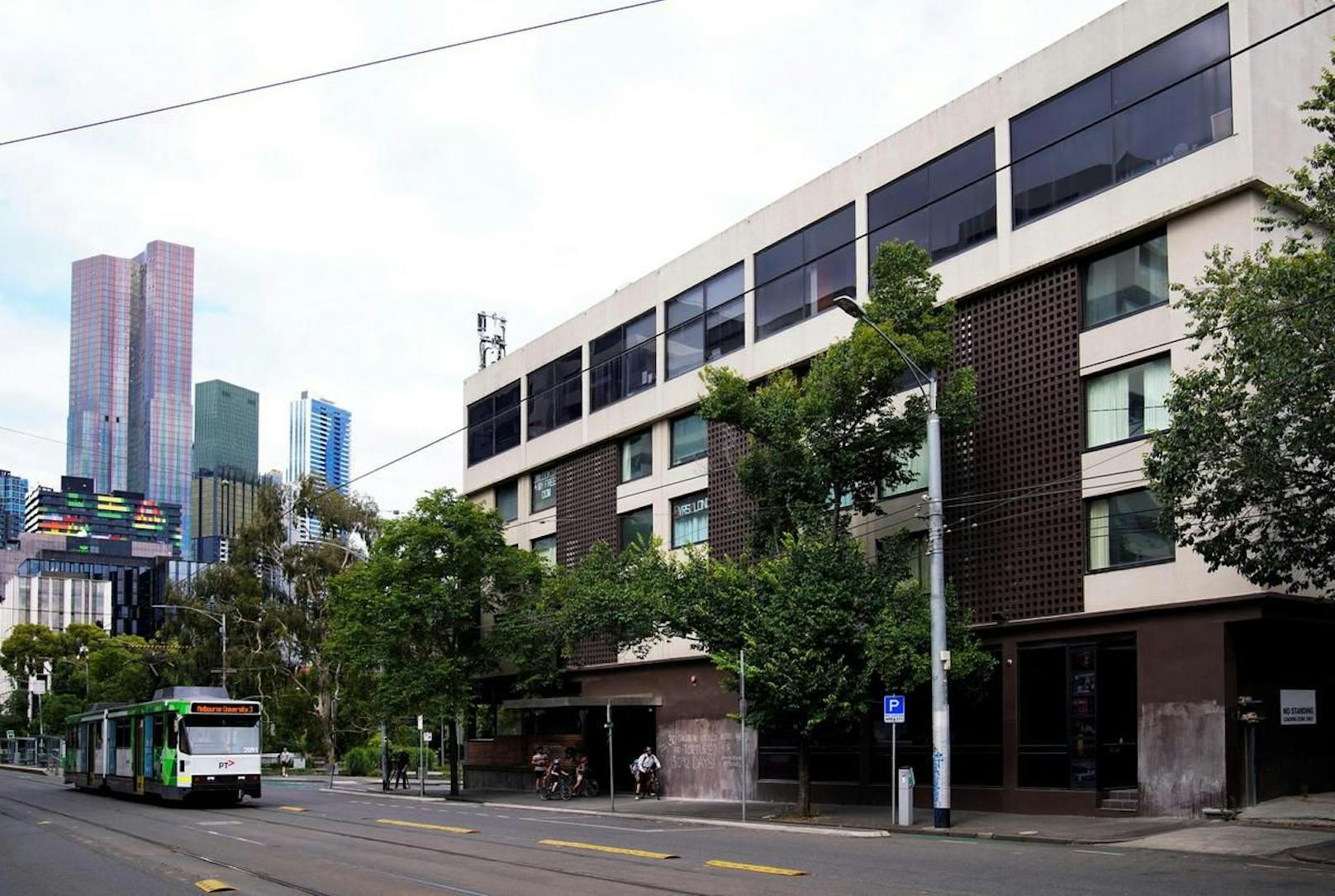 So sieht das Hotel von Djokovic in Melbourne aus.