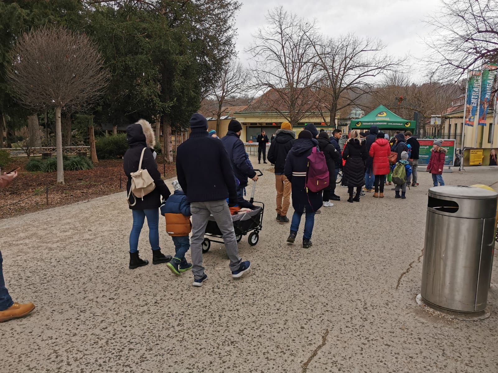 Meterlange Warte-Schlange vor dem Tiergarten Schönbrunn