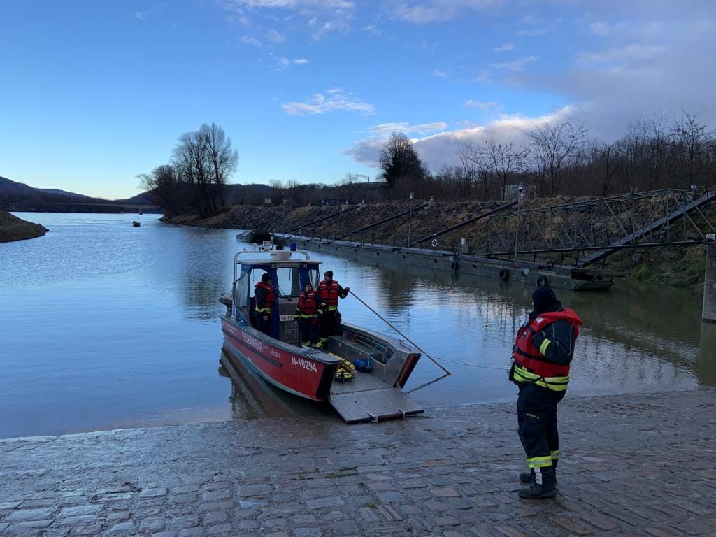 Eines der sieben Feuerwehrboote im Einsatz