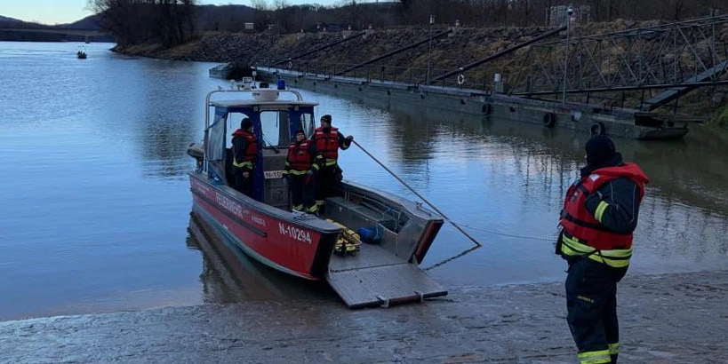 Eines der sieben Feuerwehrboote im Einsatz