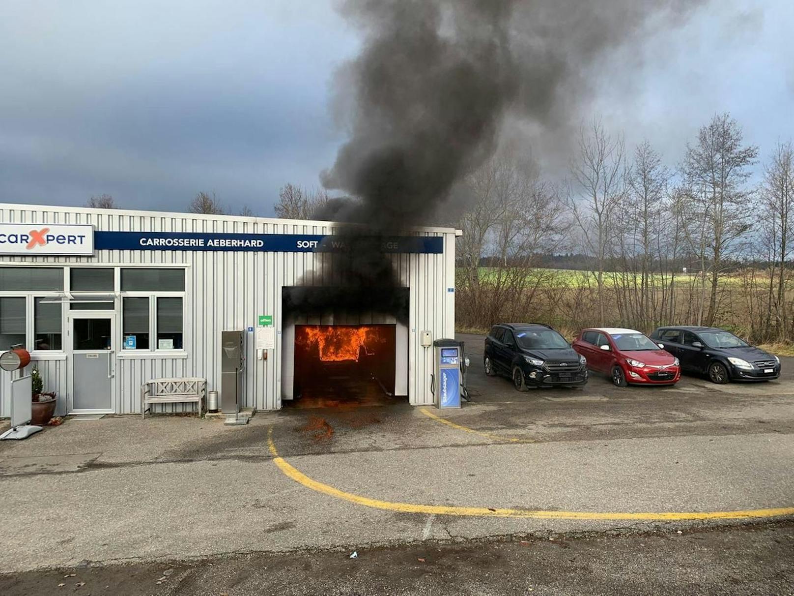 Geschätzte zwei bis drei Minuten später lodern die ersten Flammen hoch. Nochmals drei Minuten später ist die Polizei vor Ort, kurz darauf die Feuerwehr.