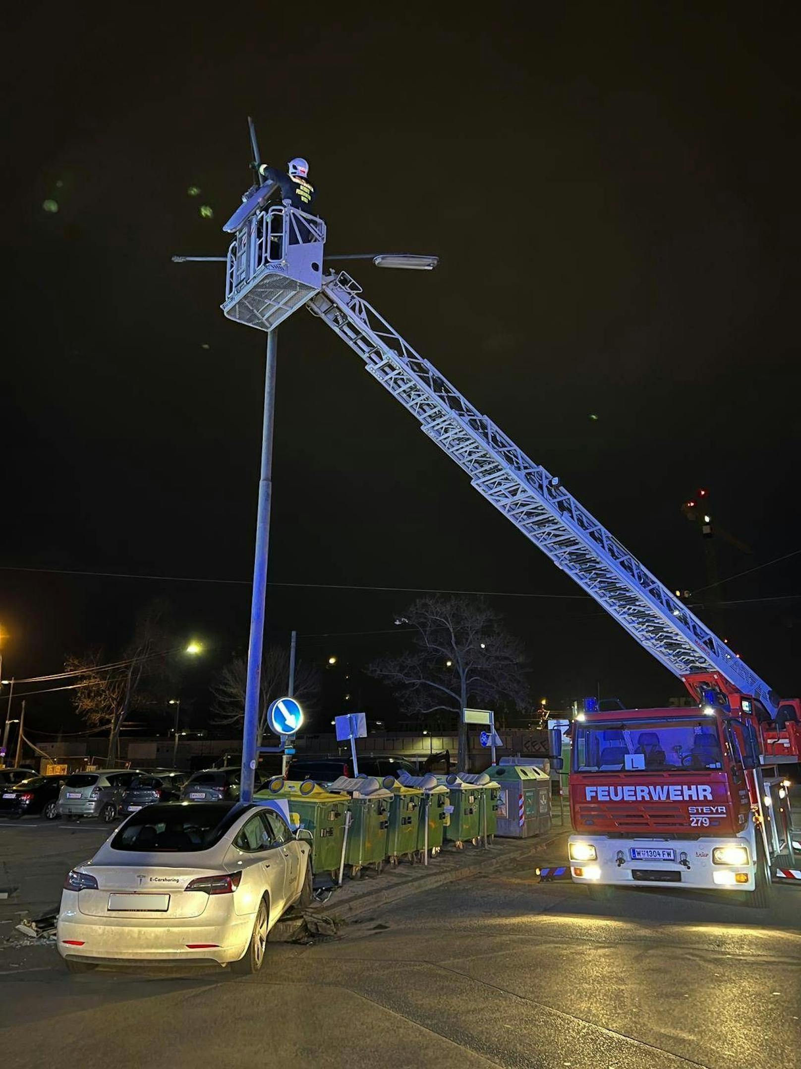 Die Feuerwehr musste den Licht-Mast sichern.