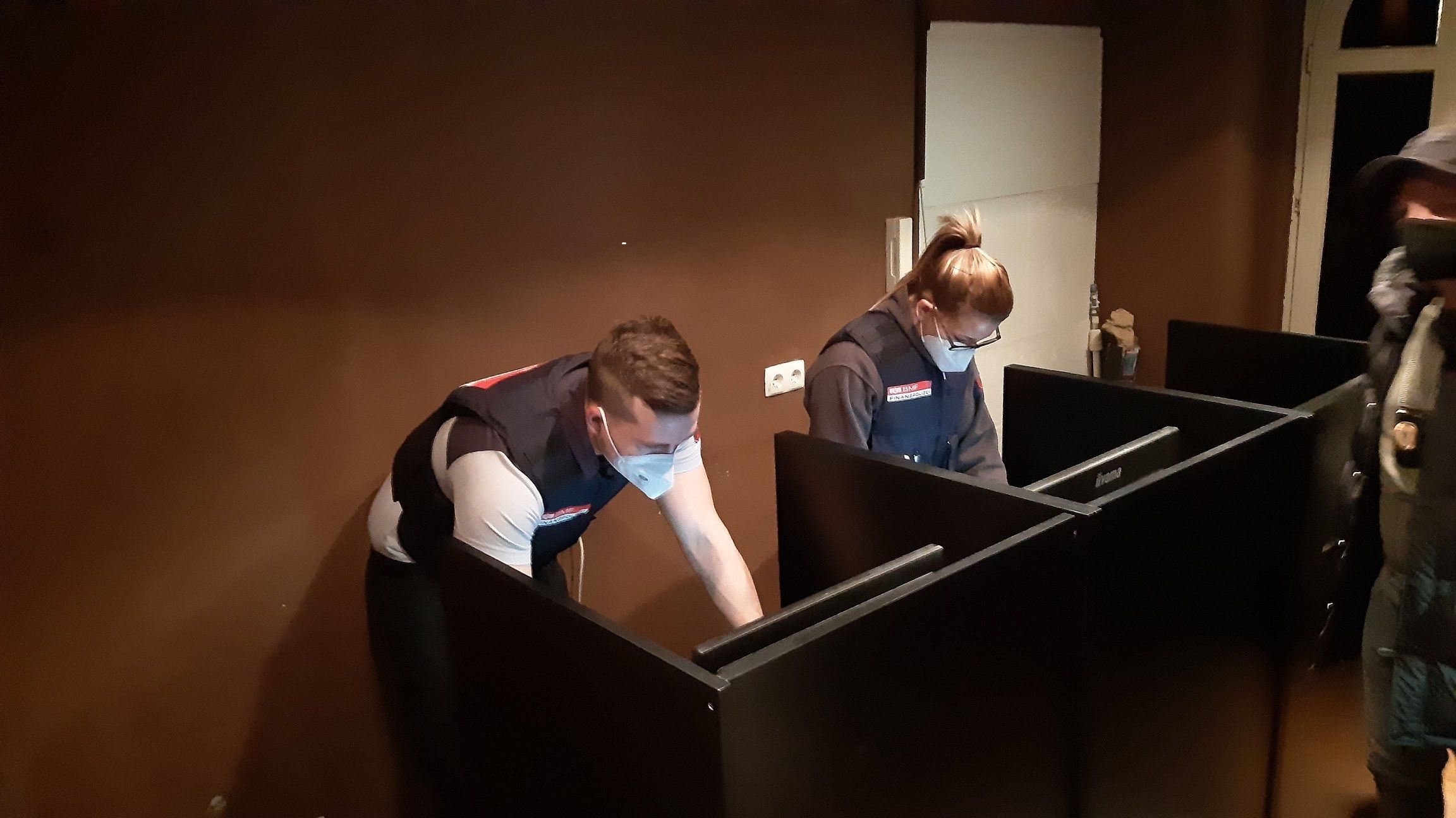 Die Betreiberin des Lokals gab an, dass es sich nur um Computer für die Gäste handle.