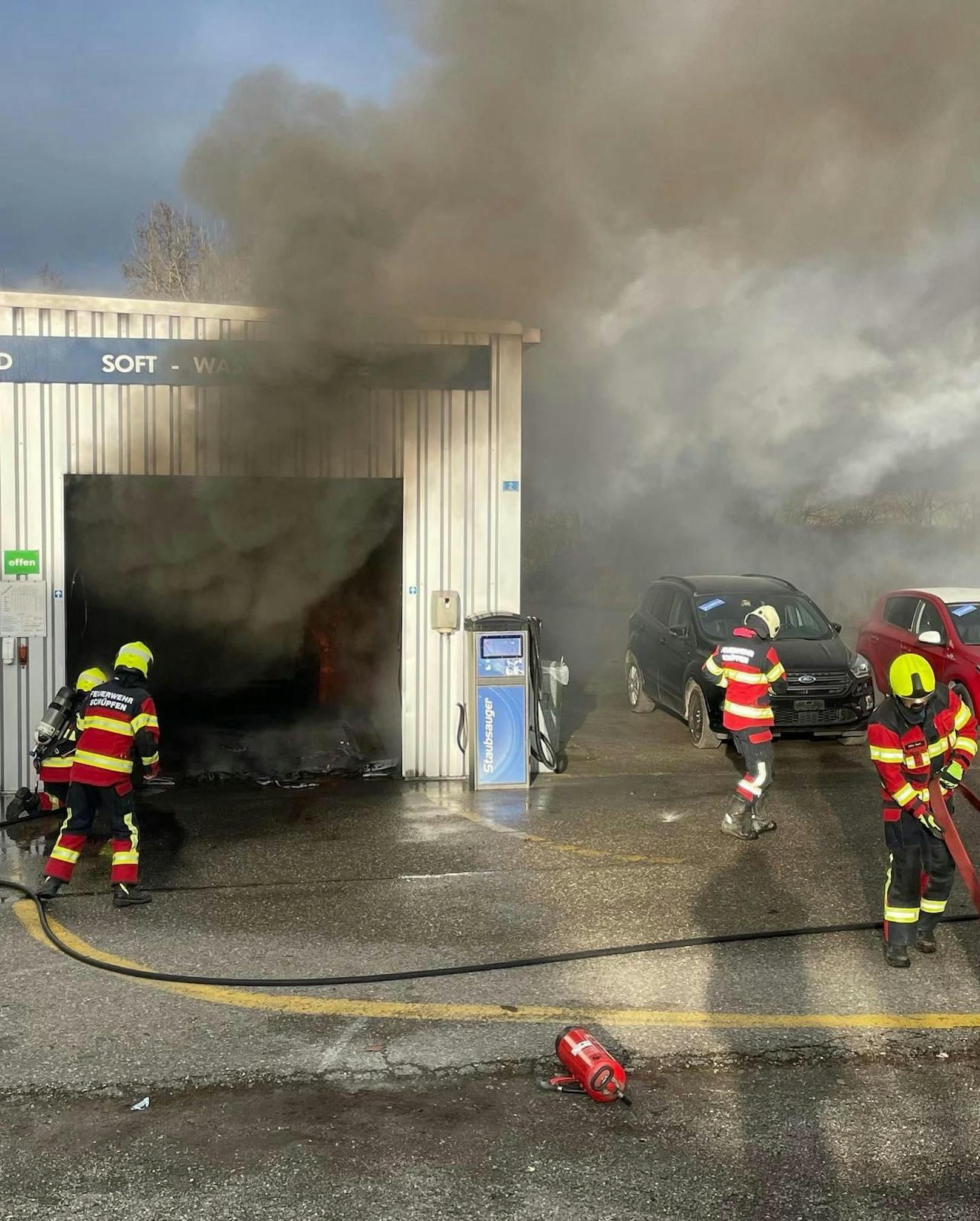 "Sie haben extrem schnell reagiert", so Bieri, der nur tatenlos zuschauen kann, wie sein geliebter BMW lichterloh brennt.