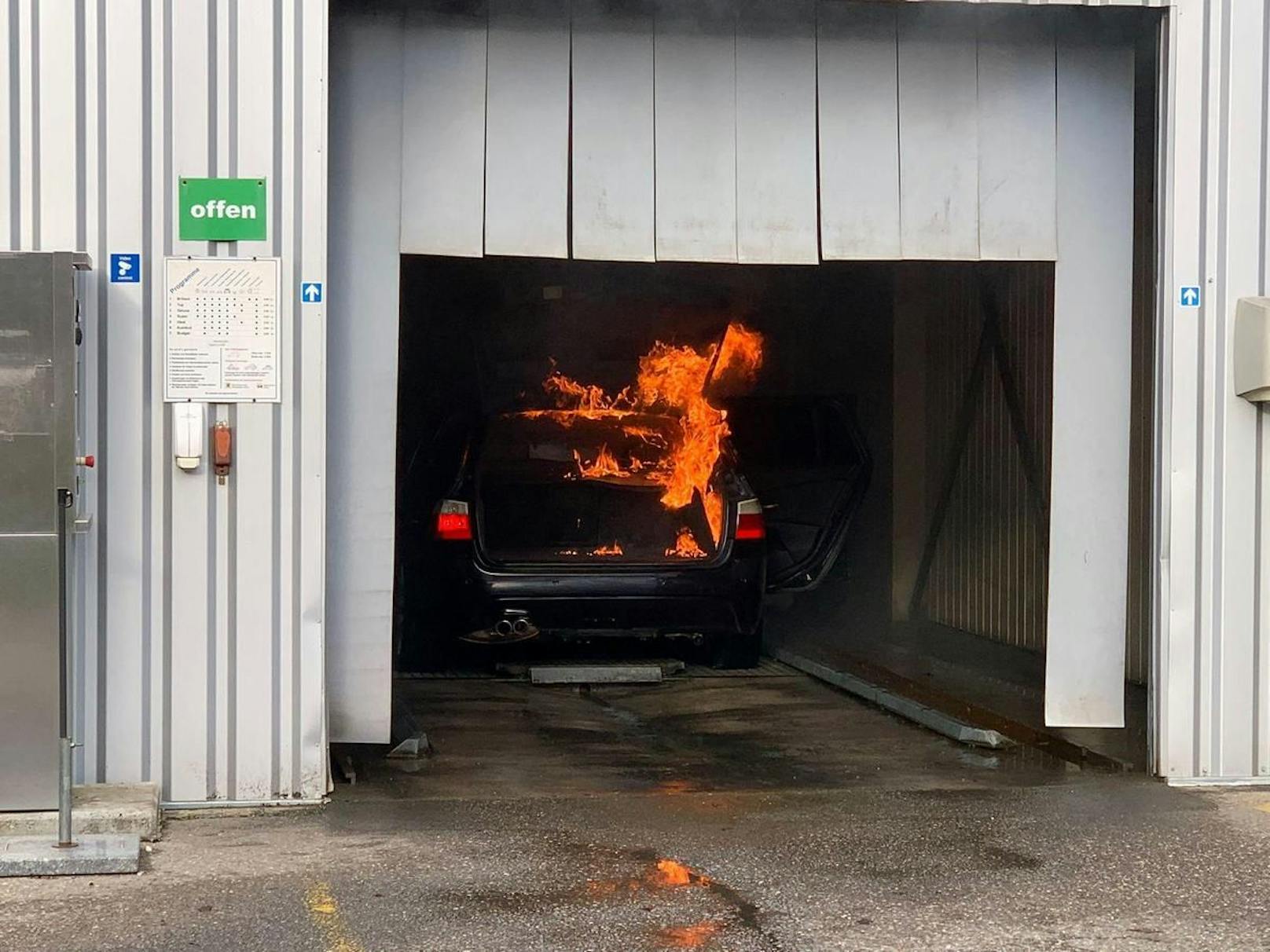 Er wählt den Notruf und sagt: "Schickt schnell die Feuerwehr und die Polizei, mein Auto könnte jeden Moment zu brennen beginnen."