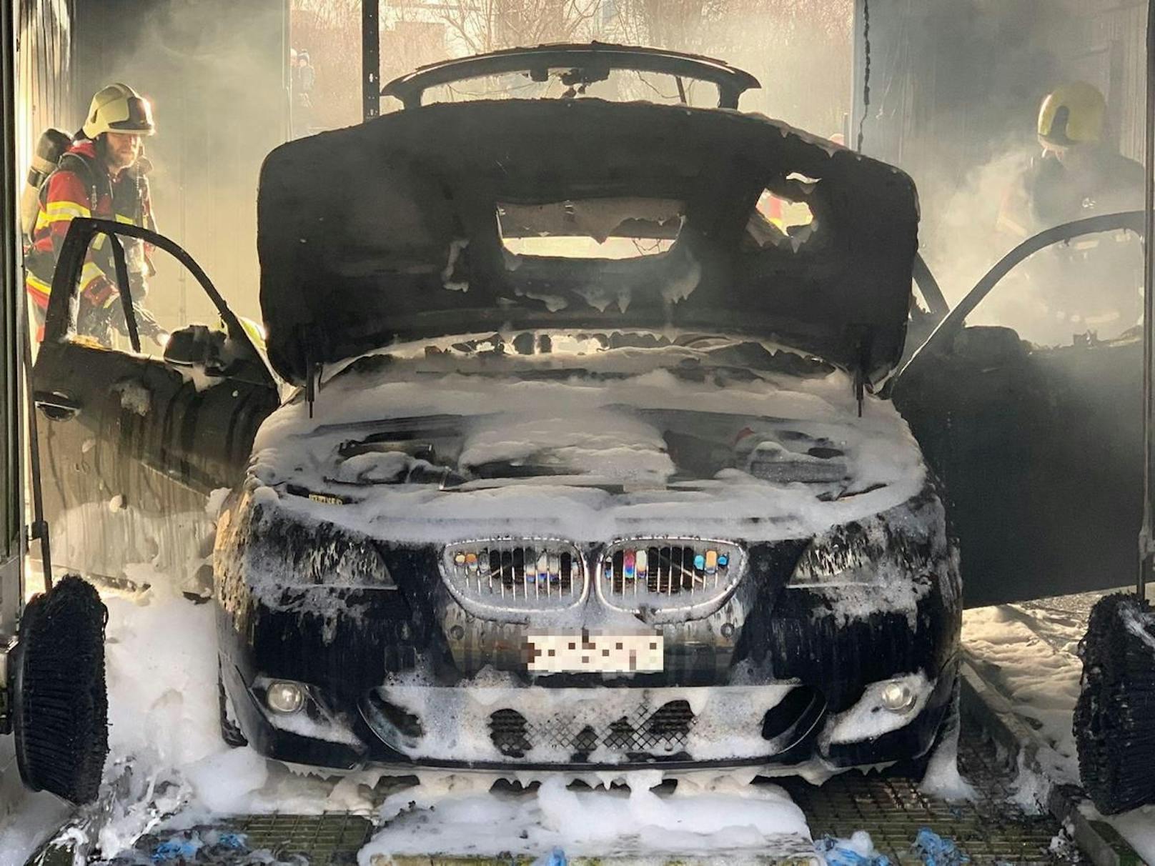 Der BMW von Simon Bieri brannte komplett aus.
