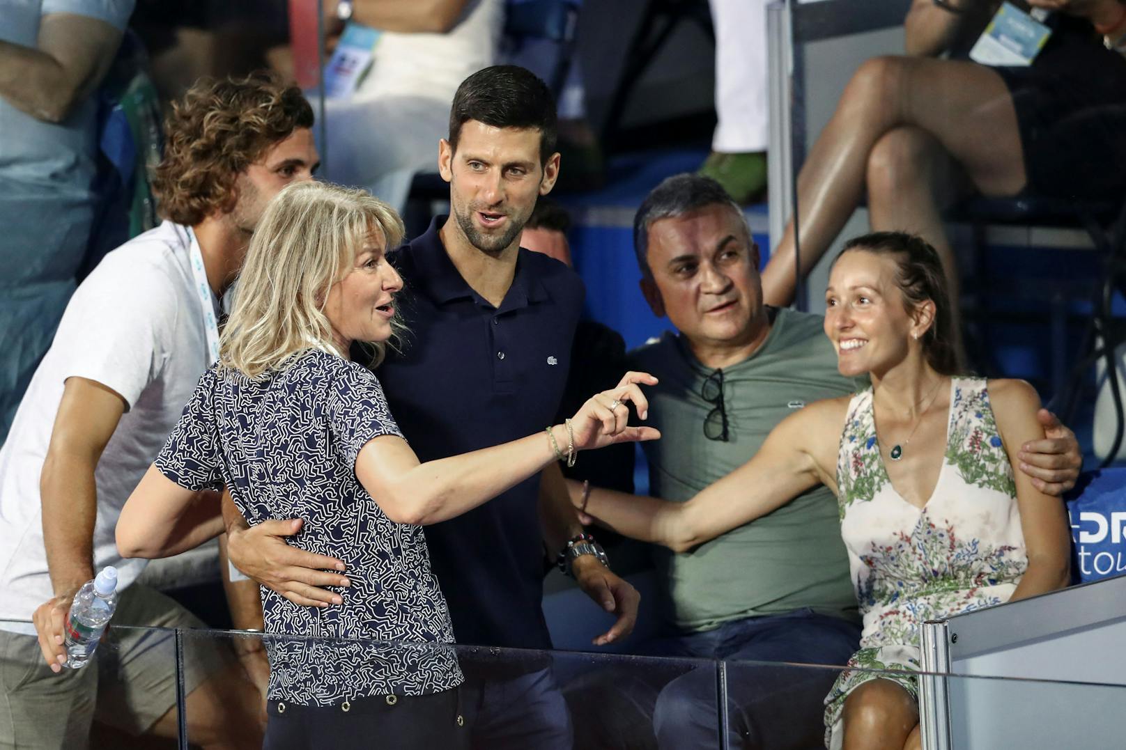 Novak Djokovic (Mitte) mit seiner Familie, rechts neben ihm: Papa Srdjan.