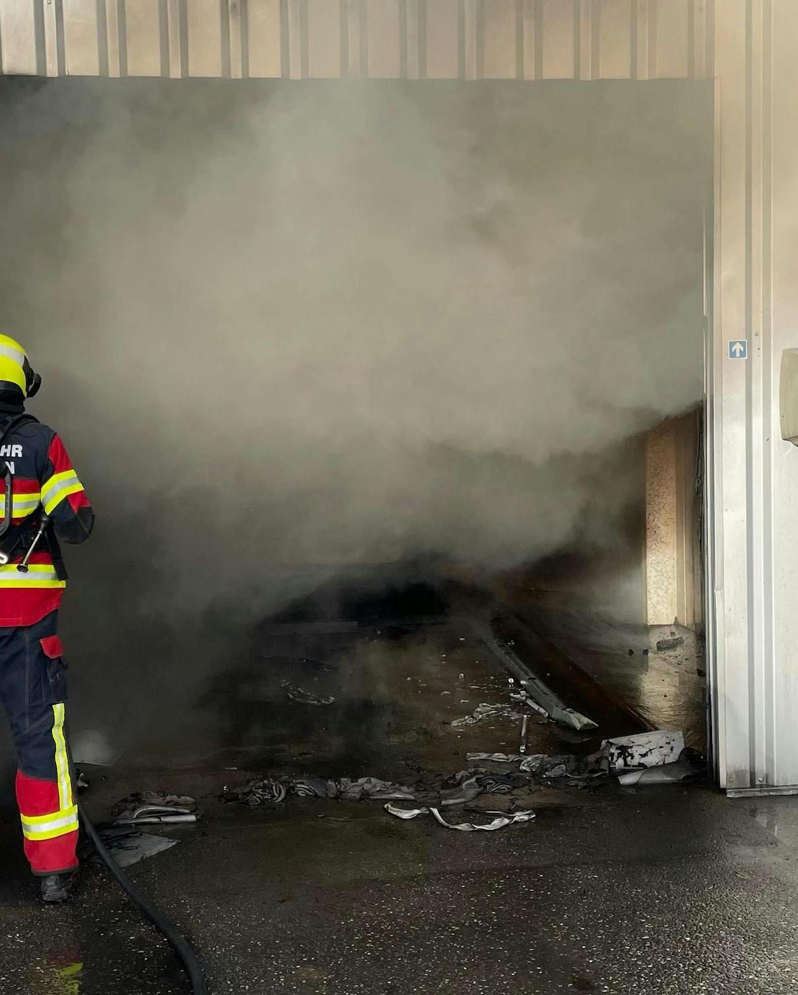 "Als die Türe zur Waschstraße aufging, kam mir Rauch entgegen", sagt Simon Bieri (19).