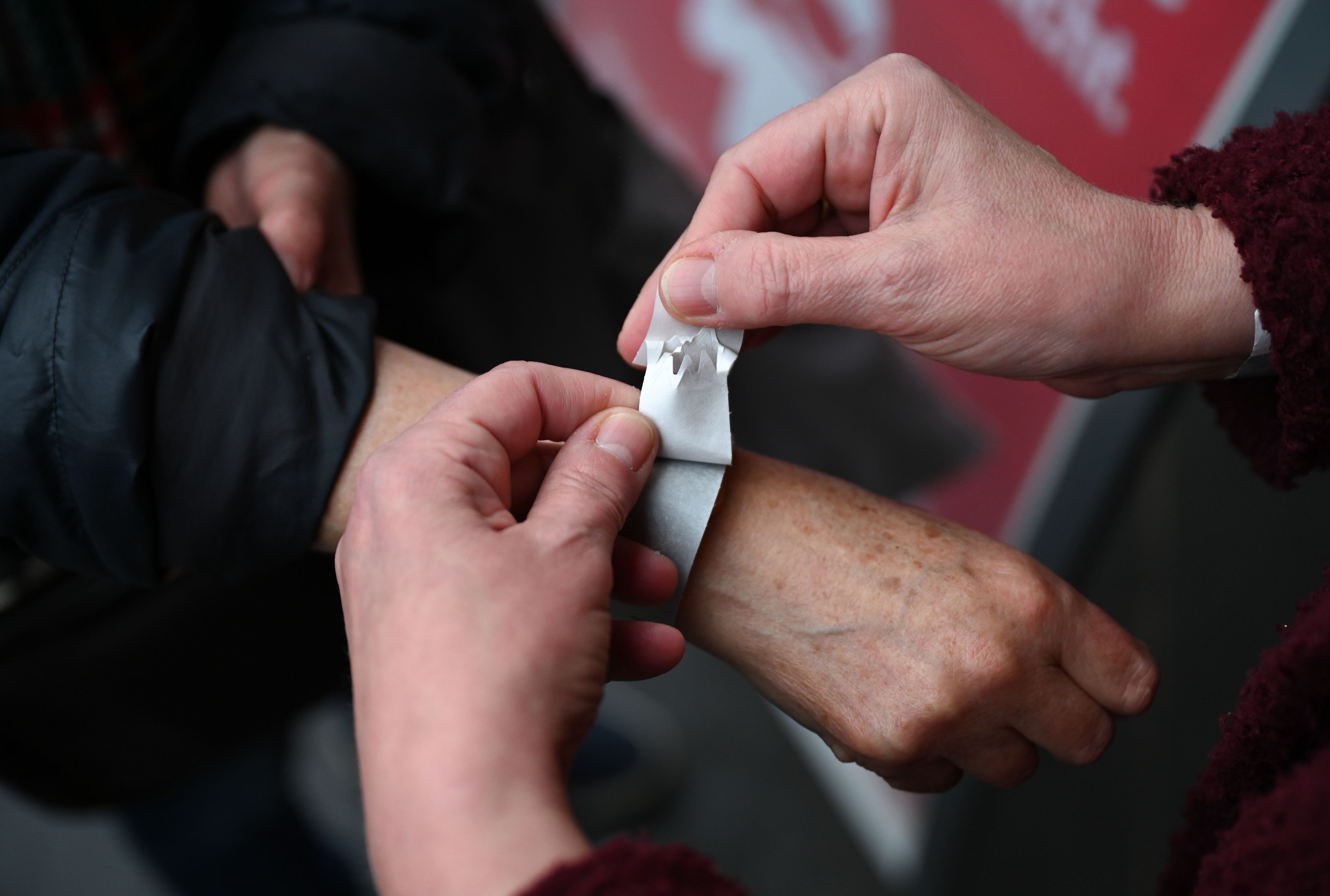 Solche "Einkaufsbändchen" könnten auch eine Option in Österreich sein. 