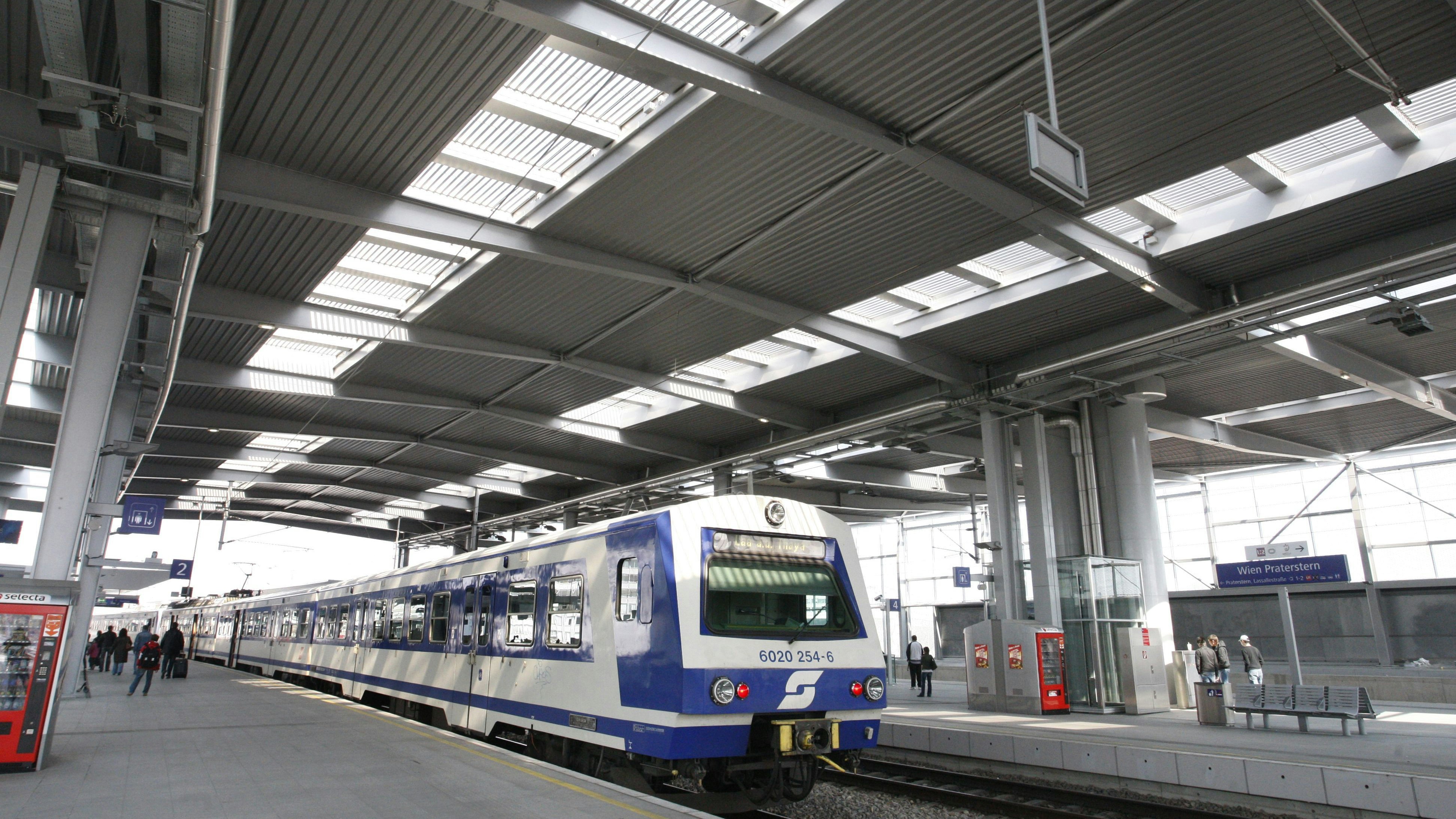 Der Wiener wurde in einer S-Bahn am Praterstern von zwei Masken-Rebellen angesprochen.