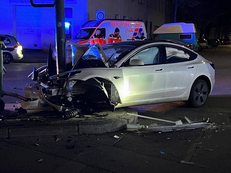 Der Tesla wurde bei dem Crash schwer beschädigt.