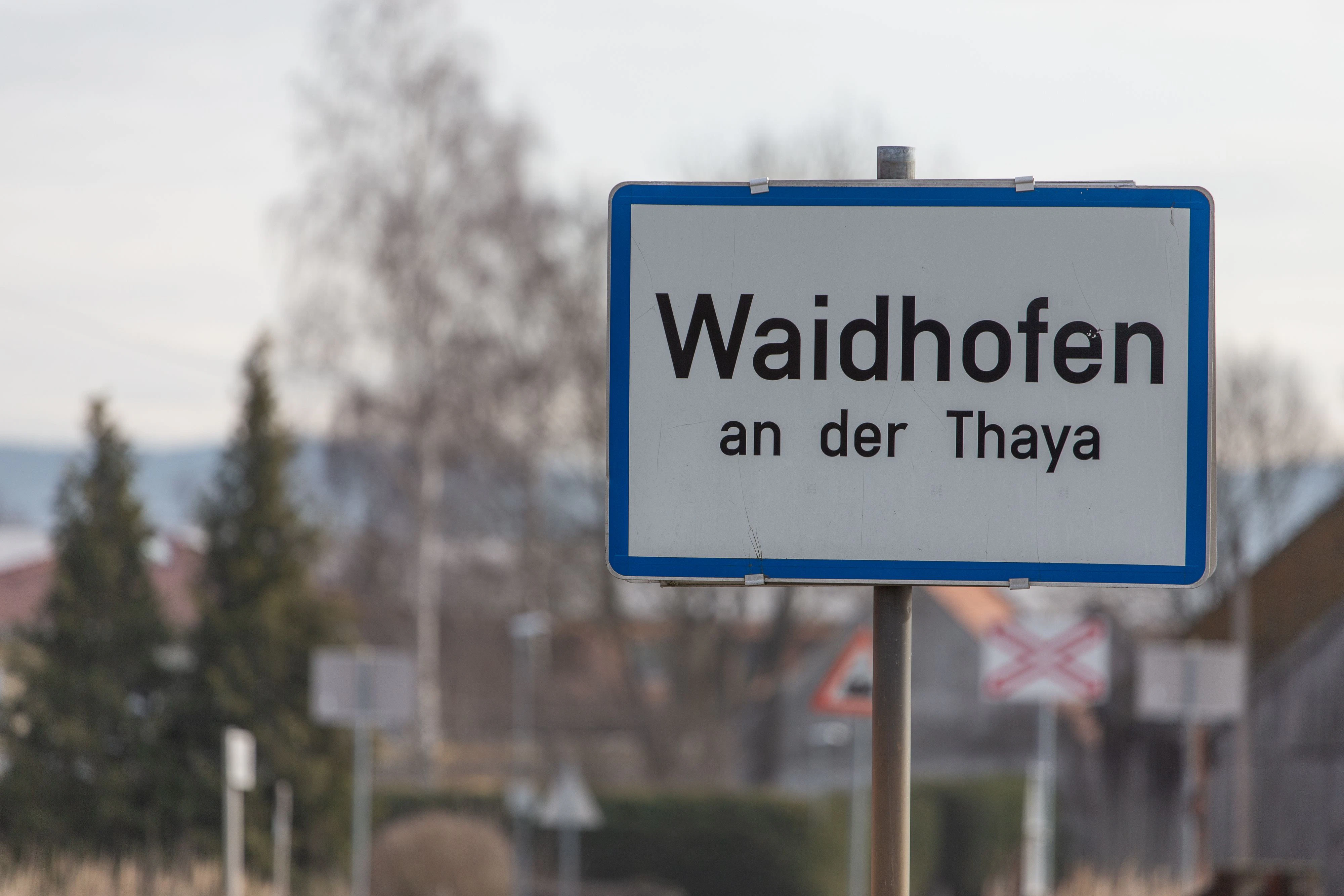 Eine Ortstafel der Bezirkshauptstadt.