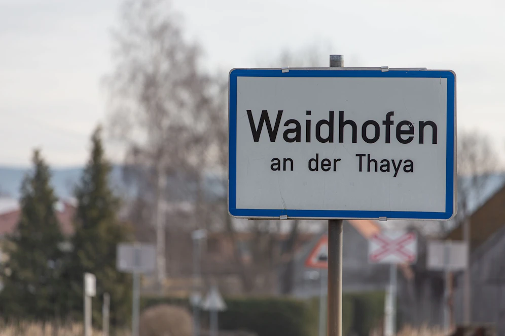 Eine Ortstafel der Bezirkshauptstadt.