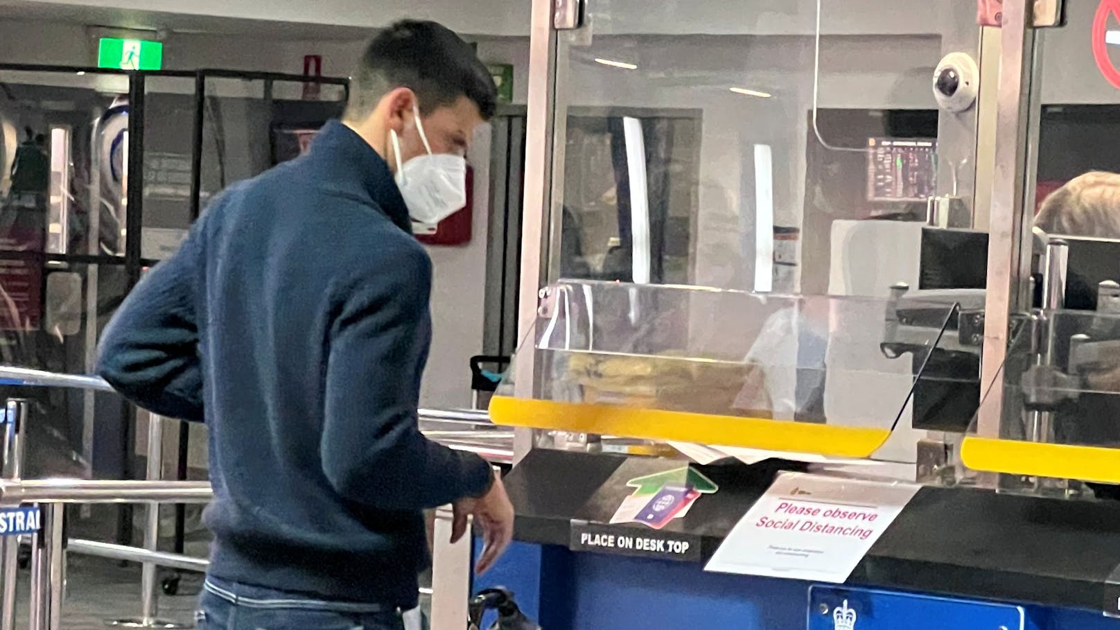 Novak Djokovic wurde am Flughafen die Einreise verweigert - kurz nach diesem Foto wurde er in ein Flüchtlingsheim gesperrt.