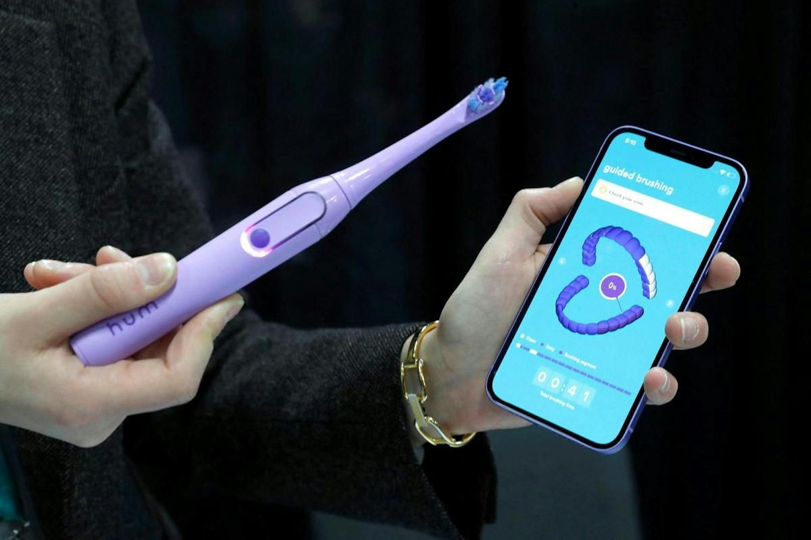 Zur Zahnpflege gibt es auch diese Hum Toothbrush. Mit einer App zeigt sie genau an, wo man noch besser putzen sollte.