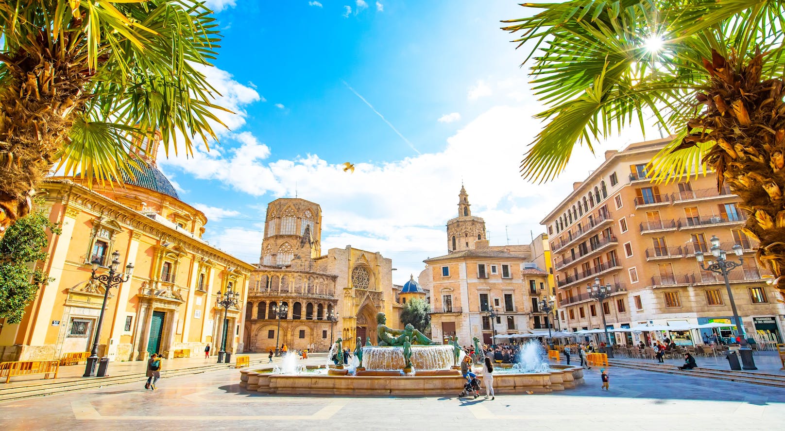 Panoramablick auf die Plaza de la Virgen (Platz der Heiligen Maria) und die Altstadt von Valencia