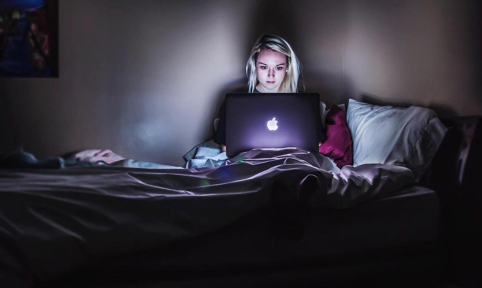 Auch auf den Schlaf soll das Licht von Bildschirmen einen starken Einfluss haben.  Nun liefern aktuelle Studien neue Erkenntnisse.