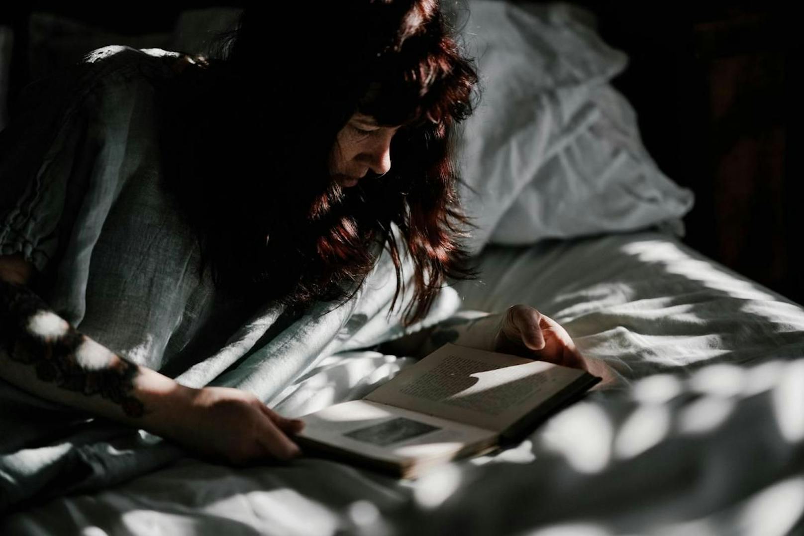 Wer gut schlafen möchte, sollte im Bett also lieber auf ein gutes Buch als das Handy zurückgreifen.