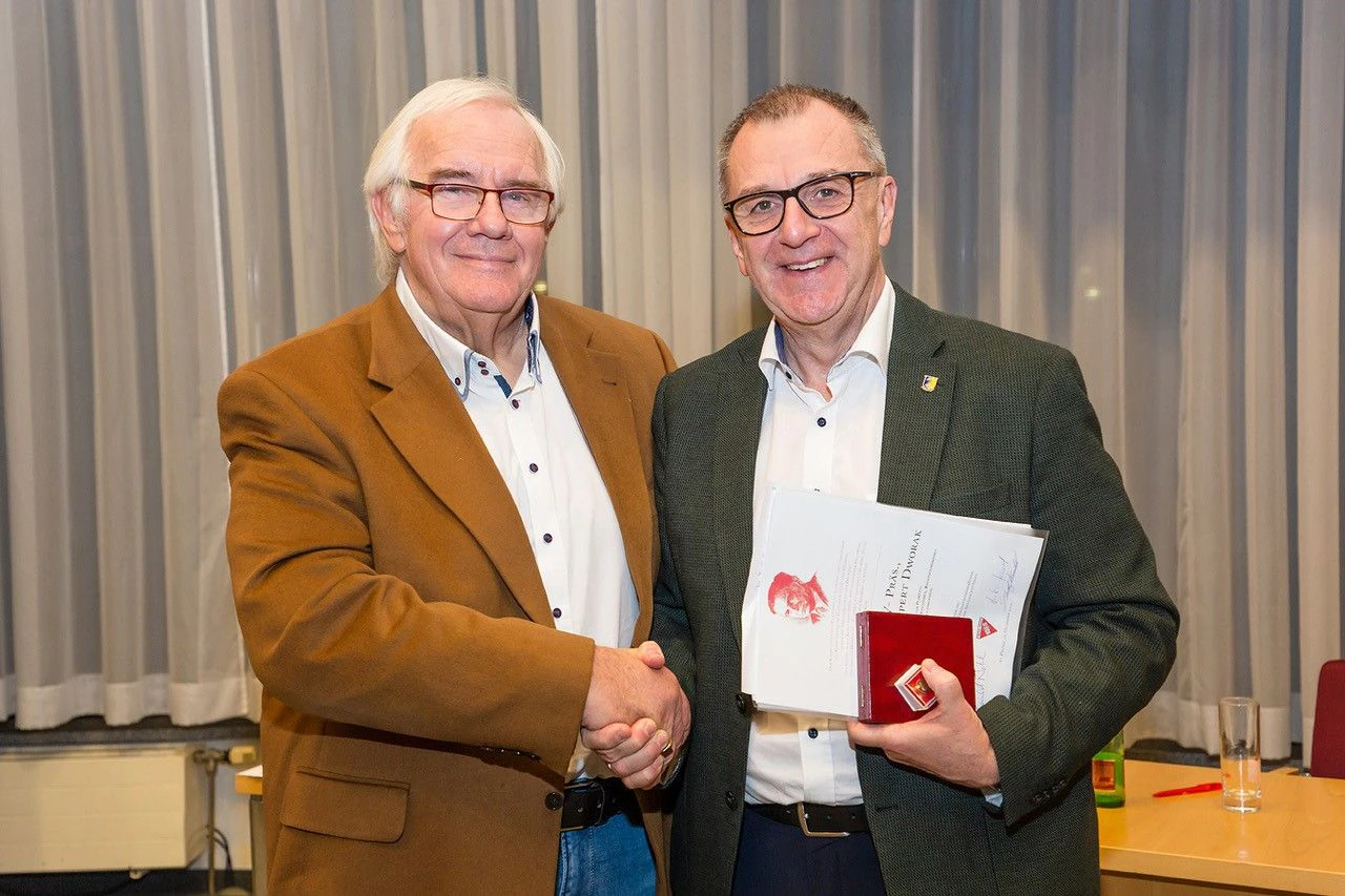 Landesvorsitzender Anton Heinzl ehrte den Präsidenten des Gemeindevertreterverbandes, Bürgermeister Rupert Dworak.