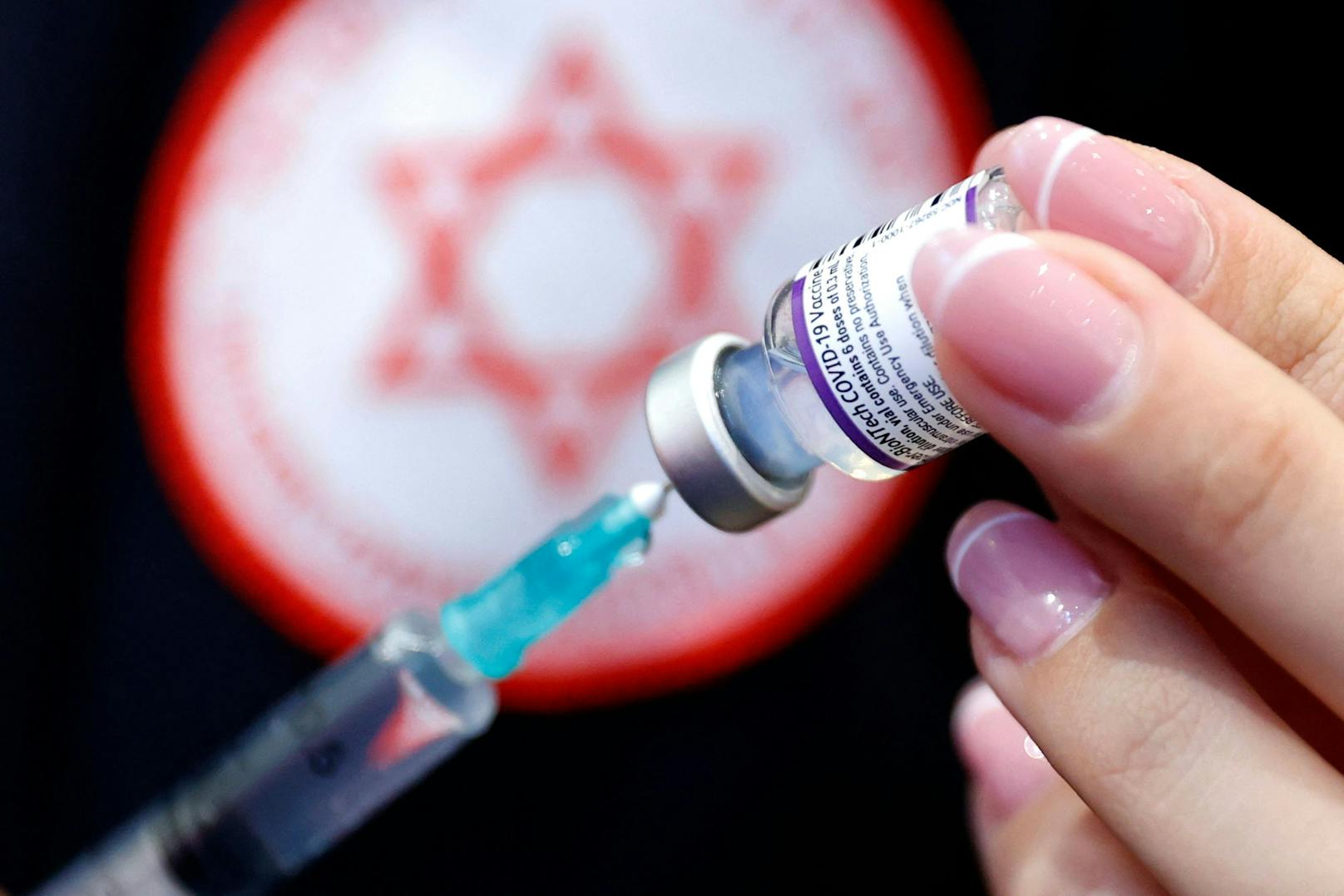In Israel können sich bestimmte Bevölkerungsgruppen bereits die vierte Impfdosis holen.