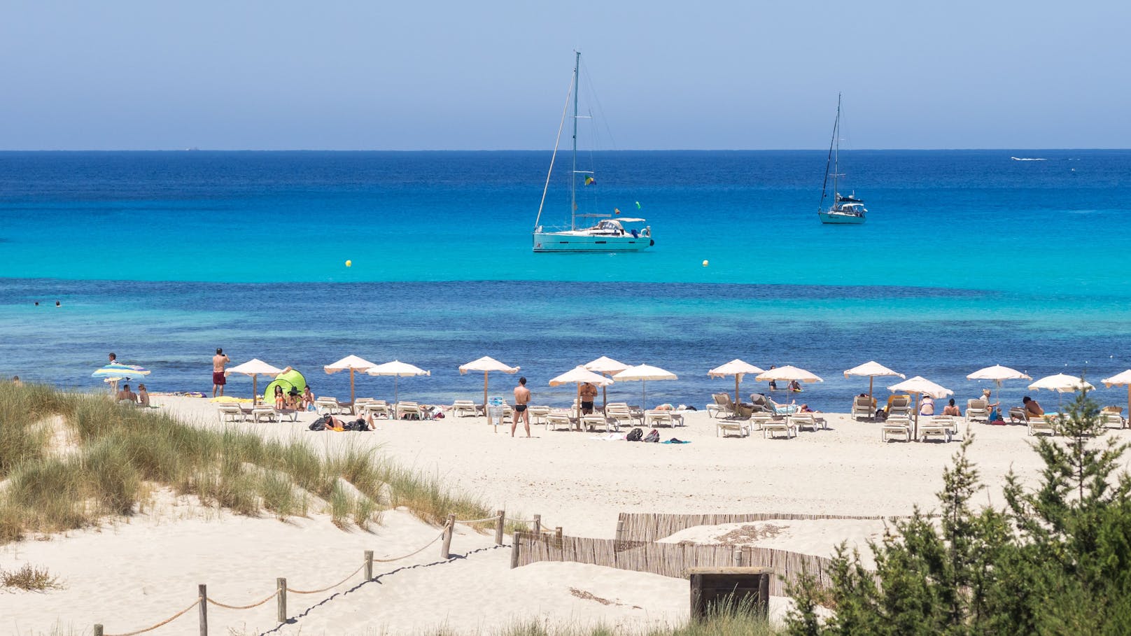 <strong>Playa de Ses Illetes, Formentera, Spanien:&nbsp;</strong>Die kleine Schwester der Partyinsel Ibiza ist bekannt für ihr kristallklares Wasser und ihre traumhaften Strände, von denen einige auch für FKK-Liebhaber geeignet sind. Einer der bekanntesten und gleichzeitig schönsten Strände der Insel ist die Playa des Ses Illetes. Badegäste lassen am naturbelassenen Traumstrand entspannt die Hüllen fallen und genießen die atemberaubende Aussicht auf Ibiza und die Insel Es Vedrá.