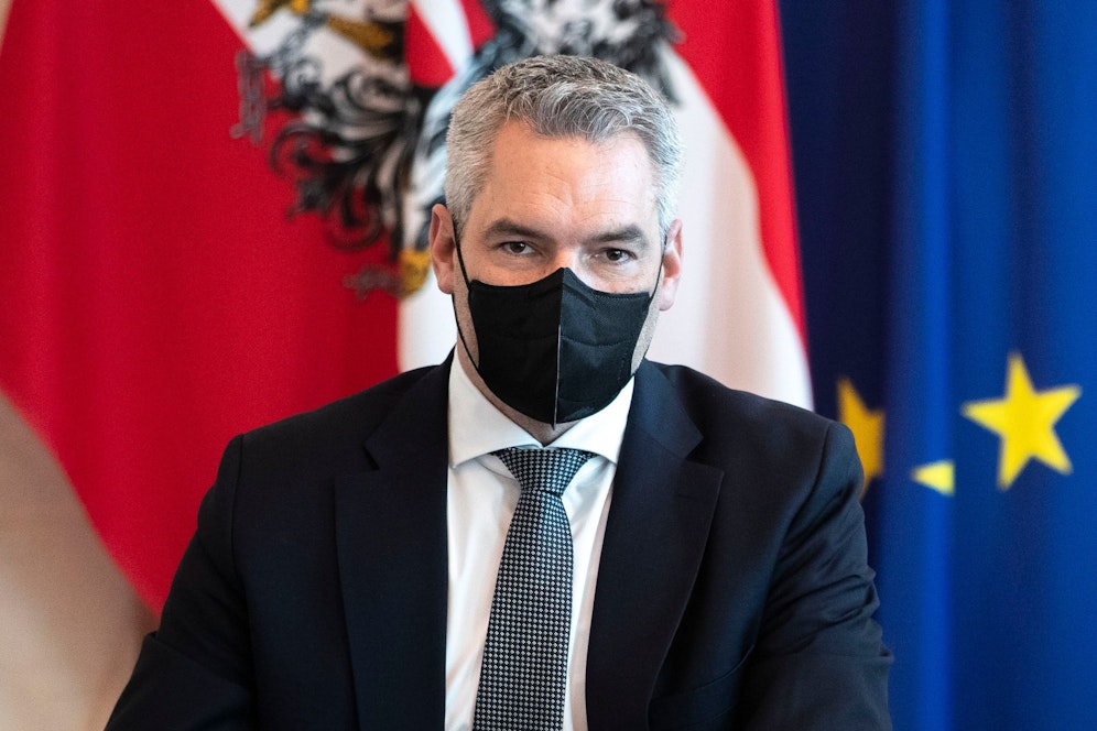 Bundeskanzler Karl Nehammer wurde positiv auf das Coronavirus getestet. Er ist dreifach geimpft. Symbolbild.