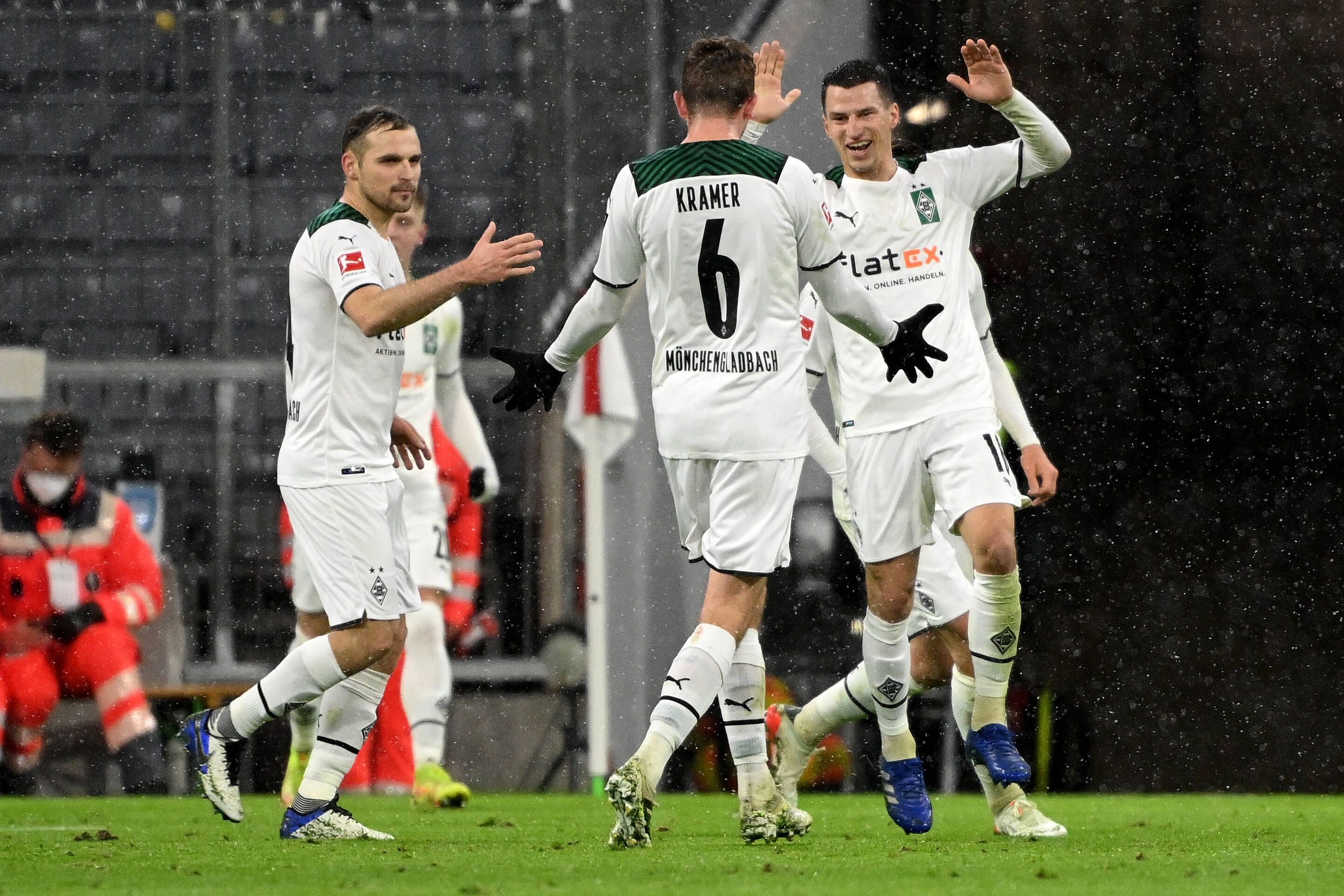 Stefan Lainer feiert seinen 2:1-Siegtreffer gegen die Bayern. 