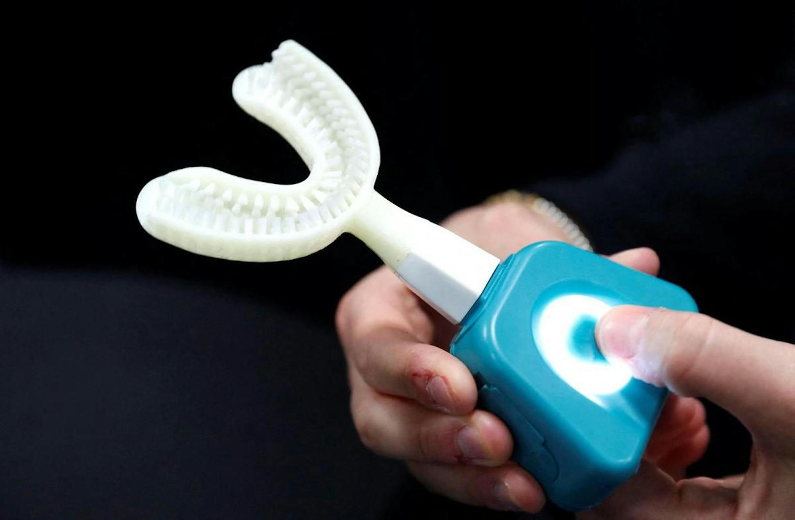 Oder diese Fasteesh Y-Brush Zahnbürste. Sie putzt selbstständig alle Zähne in nur zehn Sekunden.