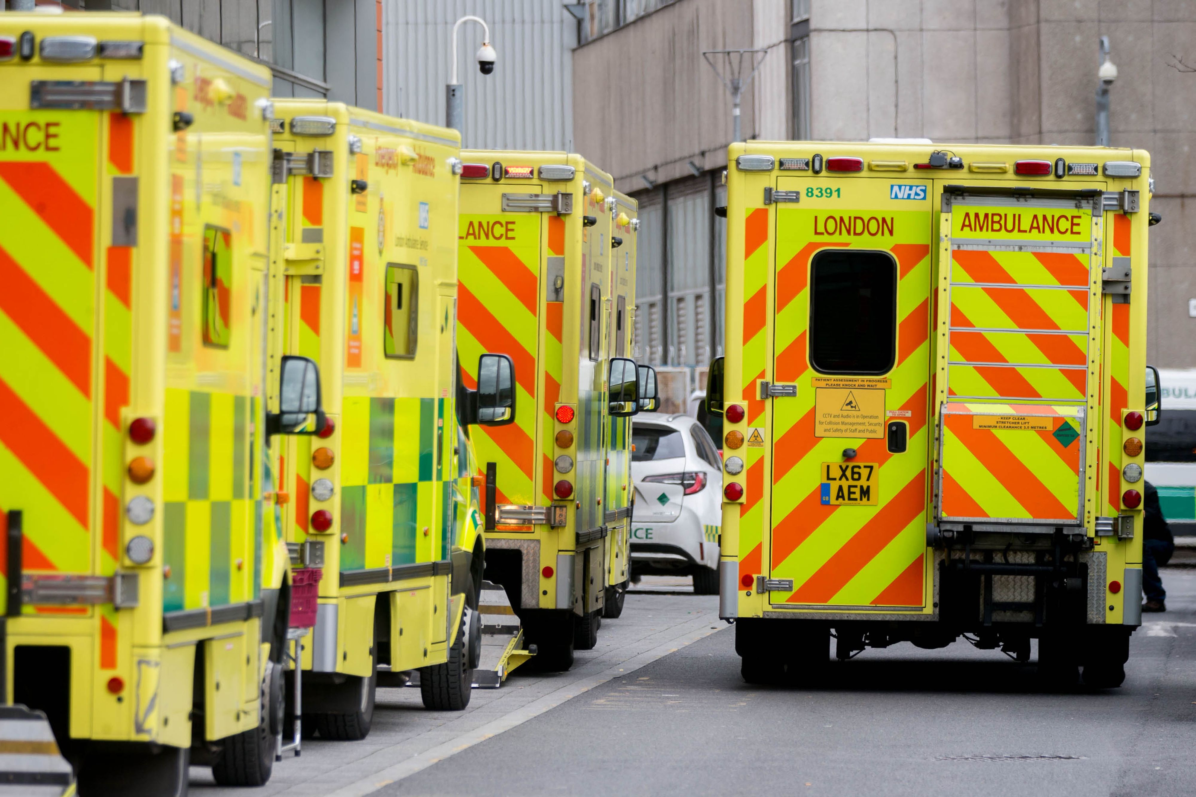 Vor diesem Spital in London stehen die Krankenwagen Schlange.