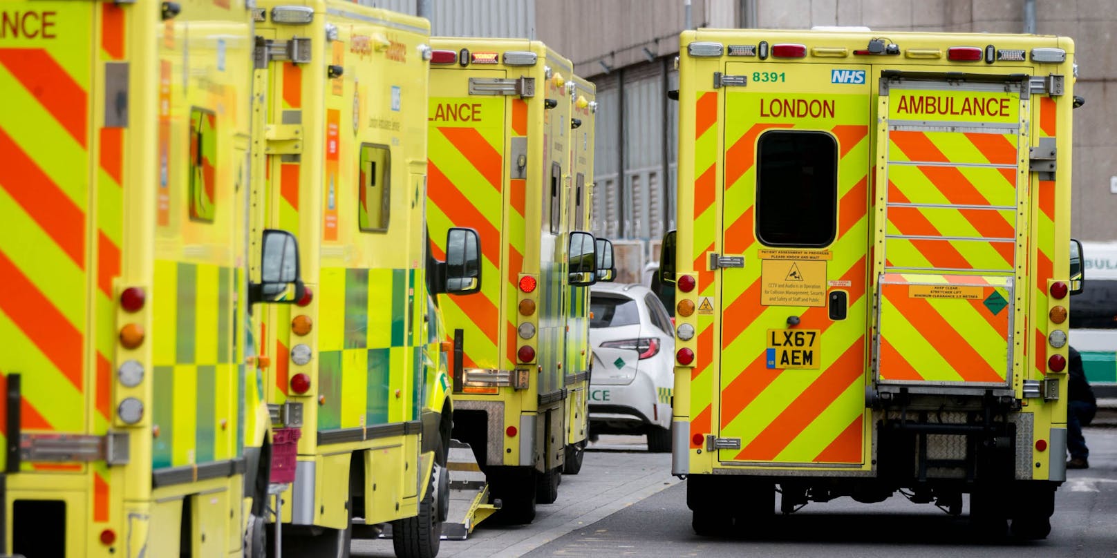 Vor diesem Spital in London stehen die Krankenwagen Schlange.