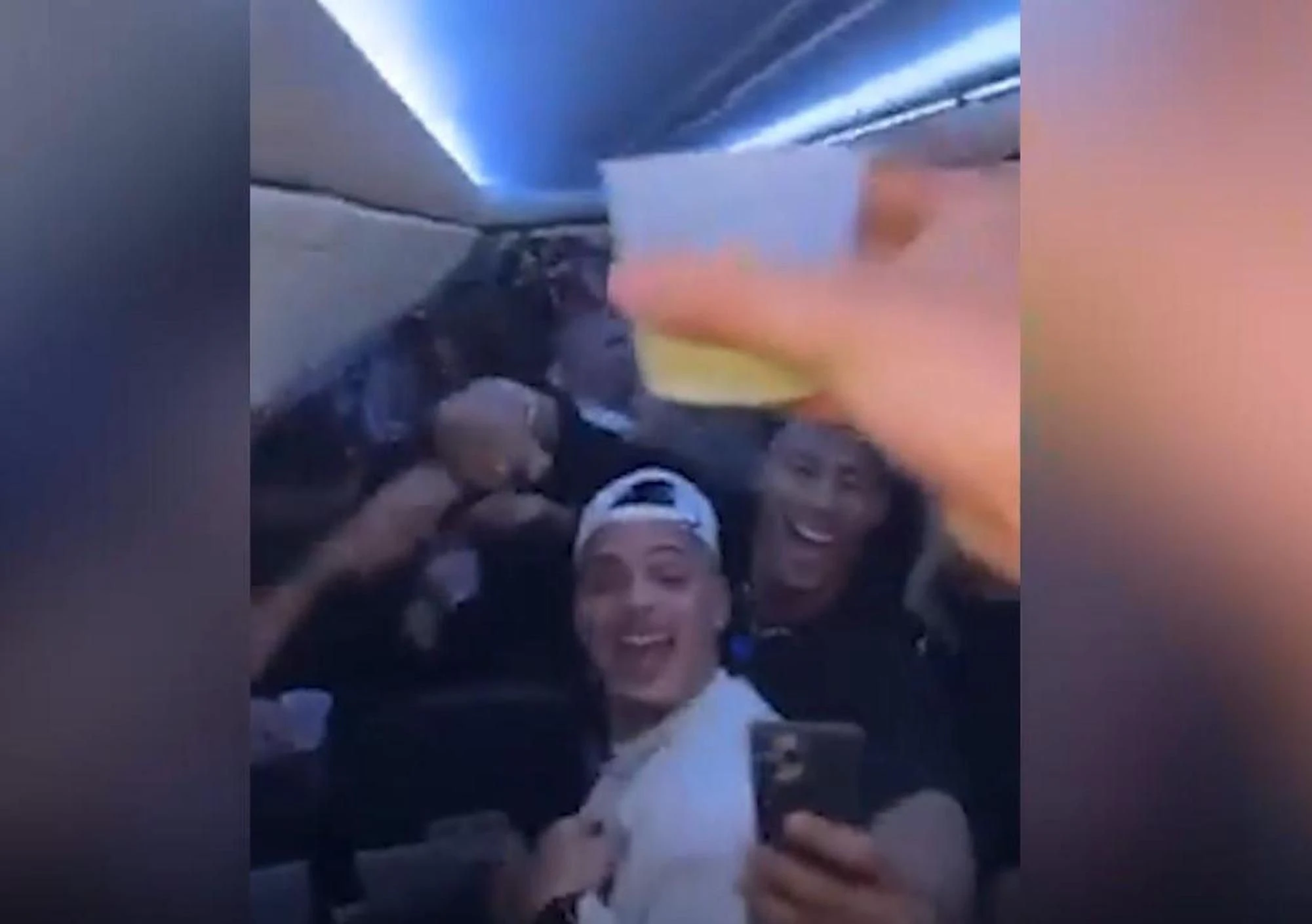 Mehrere Influencer waren auf einem Flug von Kanada nach Mexiko. Sie feierten eine grosse Party mit Alkohol und Zigaretten, aber ohne Maske.